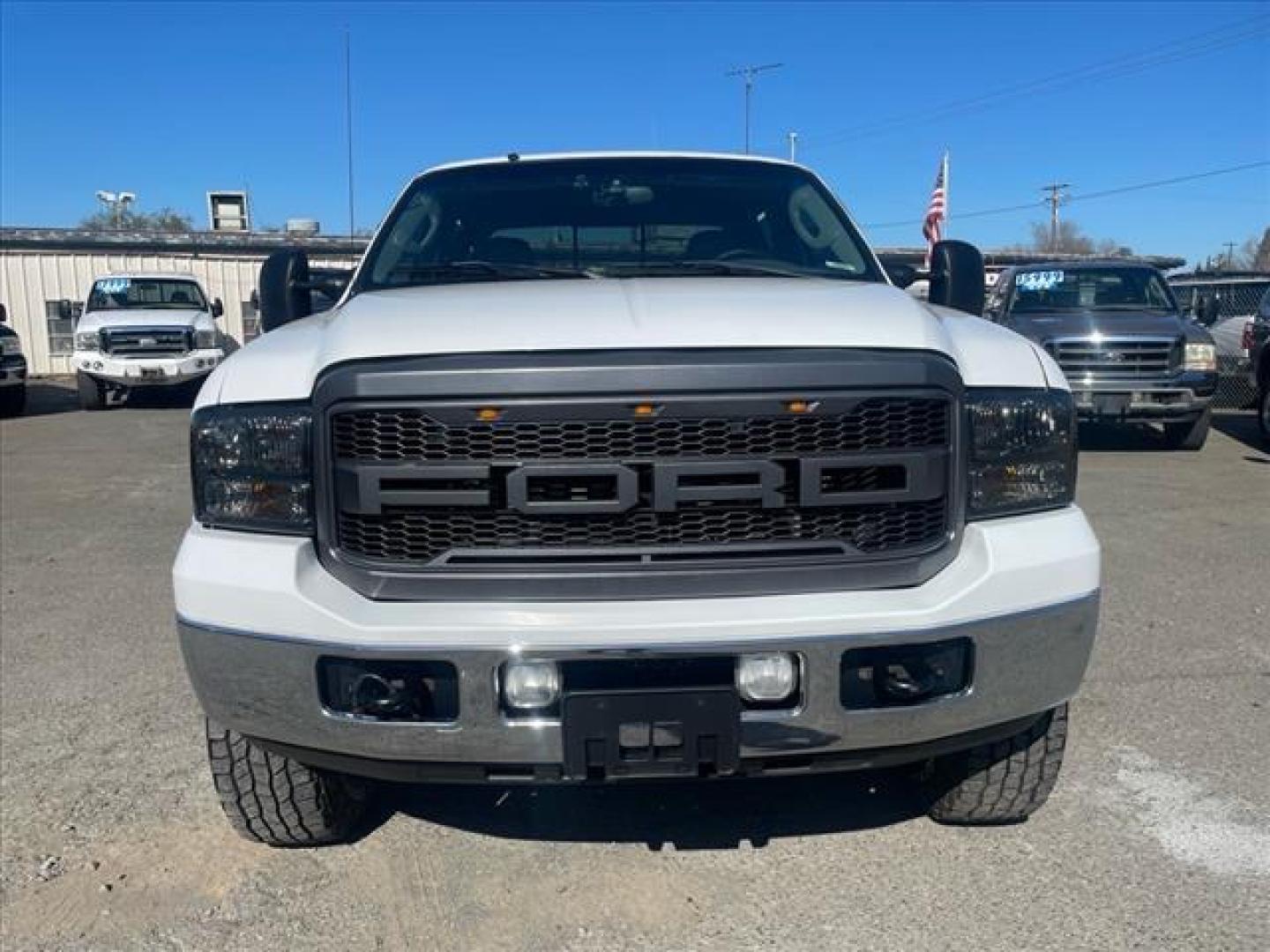 2005 Oxford White Clearcoat Ford F-250 Super Duty Lariat (1FTSW21PX5E) with an 6.0L Power Stroke 6.0L Diesel Turbo V8 325hp 560ft. lbs. Direct Injection engine, 5-Speed Automatic transmission, located at 800 Riverside Ave, Roseville, CA, 95678, 916-773-4549 & Toll Free: 866-719-4393, 38.732265, -121.291039 - DIESEL CREW CAB 4X4 FX4 LARIAT HEADSTUDS LIFTED AIR BAG SUSPENSION POWER RUNNING BOARDS CLEAN CARFAX - Photo#8