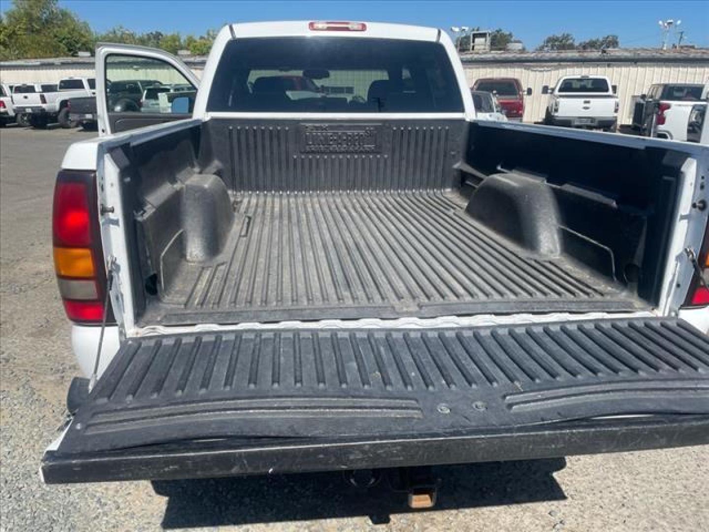 2005 Summit White GMC Sierra 2500HD SLE (1GTHK23285F) with an 6.6L Duramax 6.6L Diesel Turbo V8 300hp 520ft. lbs. Direct Injection engine, 5-Speed Automatic transmission, located at 800 Riverside Ave, Roseville, CA, 95678, 916-773-4549 & Toll Free: 866-719-4393, 38.732265, -121.291039 - DURAMAX DIESEL CREW CAB 4X4 SLE SERVICE RECORDS ON CLEAN CARFAX - Photo#11