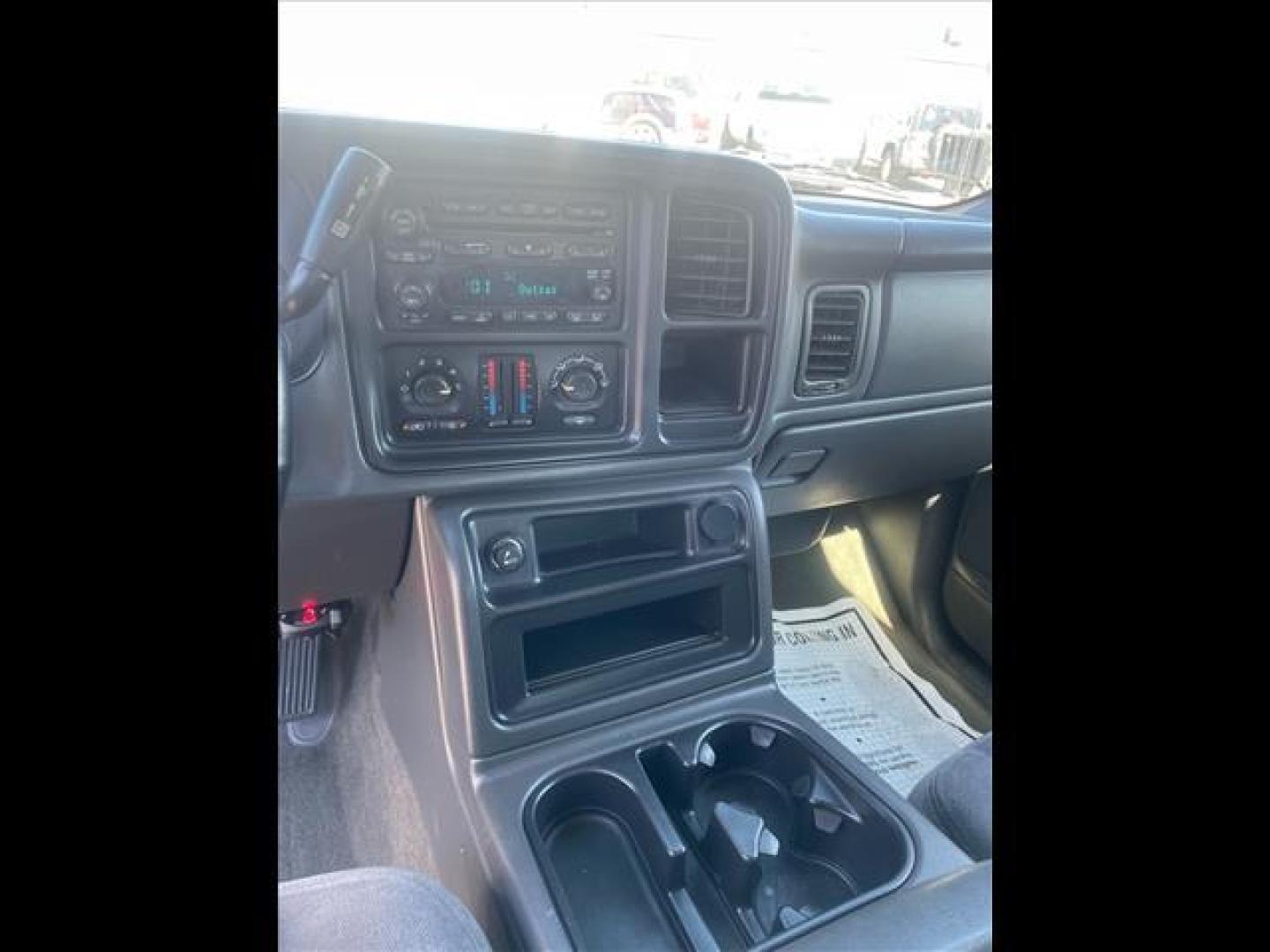 2005 Summit White GMC Sierra 2500HD SLE (1GTHK23285F) with an 6.6L Duramax 6.6L Diesel Turbo V8 300hp 520ft. lbs. Direct Injection engine, 5-Speed Automatic transmission, located at 800 Riverside Ave, Roseville, CA, 95678, 916-773-4549 & Toll Free: 866-719-4393, 38.732265, -121.291039 - DURAMAX DIESEL CREW CAB 4X4 SLE SERVICE RECORDS ON CLEAN CARFAX - Photo#12