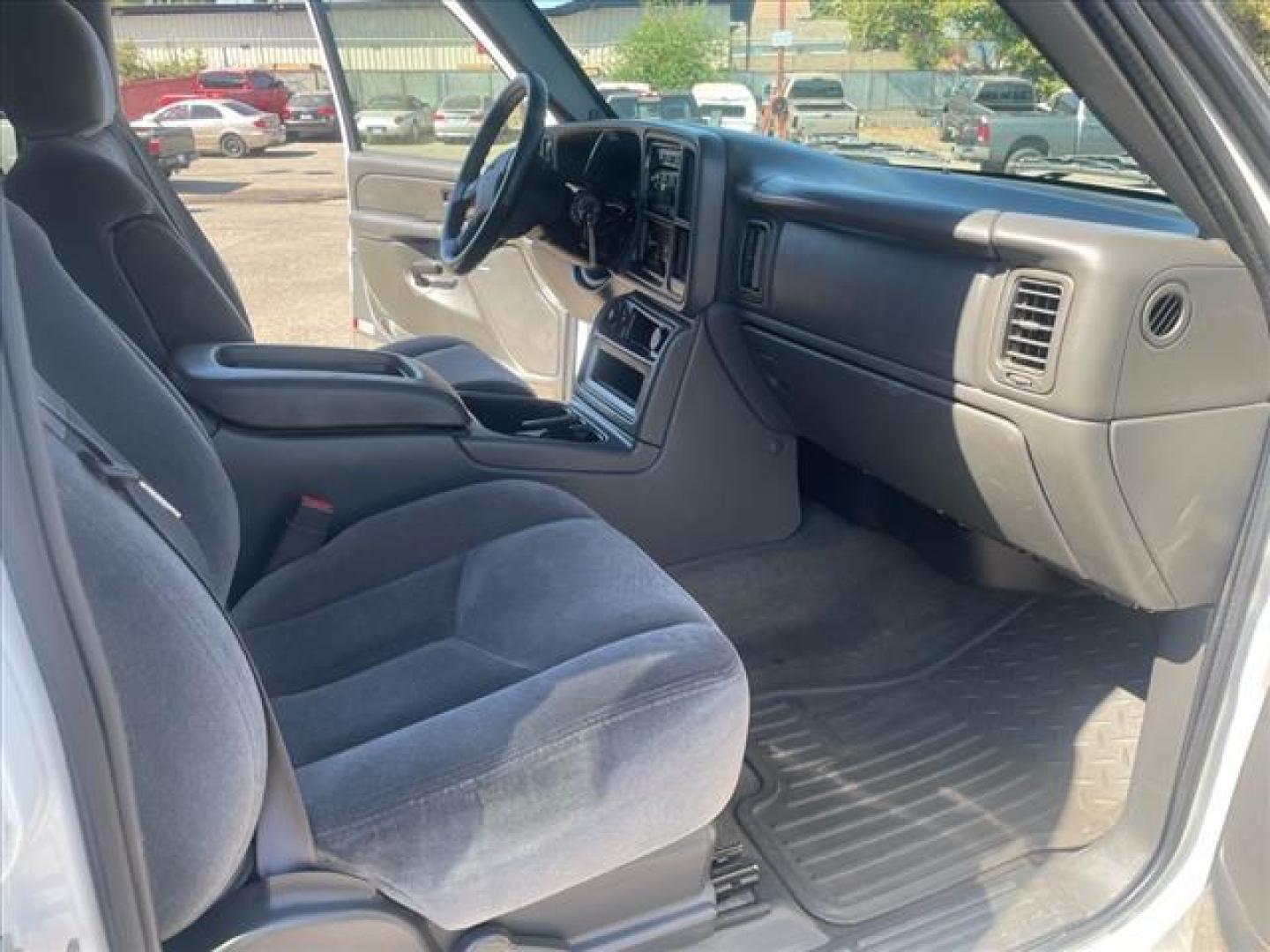 2005 Summit White GMC Sierra 2500HD SLE (1GTHK23285F) with an 6.6L Duramax 6.6L Diesel Turbo V8 300hp 520ft. lbs. Direct Injection engine, 5-Speed Automatic transmission, located at 800 Riverside Ave, Roseville, CA, 95678, 916-773-4549 & Toll Free: 866-719-4393, 38.732265, -121.291039 - DURAMAX DIESEL CREW CAB 4X4 SLE SERVICE RECORDS ON CLEAN CARFAX - Photo#15