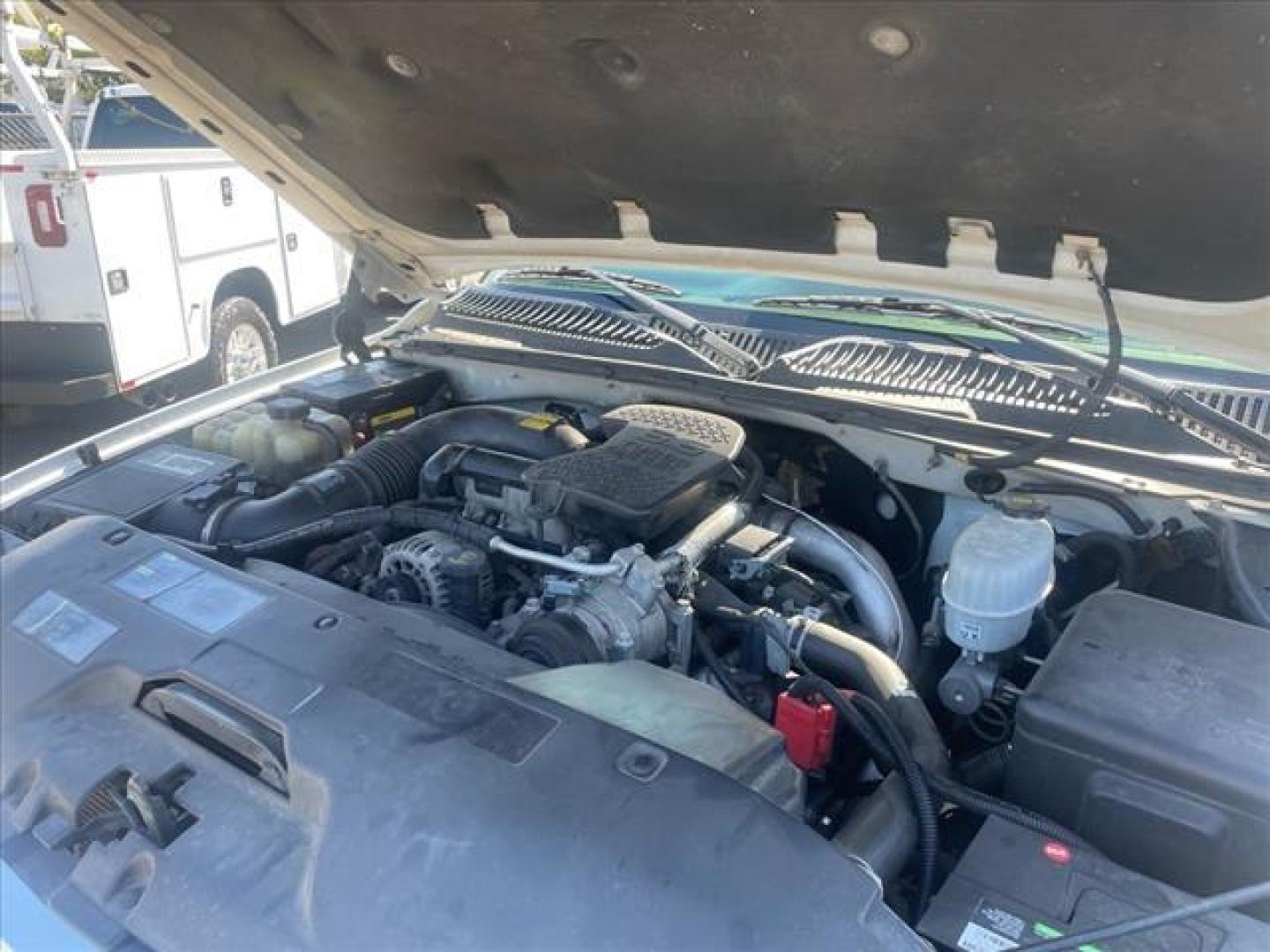 2005 Summit White GMC Sierra 2500HD SLE (1GTHK23285F) with an 6.6L Duramax 6.6L Diesel Turbo V8 300hp 520ft. lbs. Direct Injection engine, 5-Speed Automatic transmission, located at 800 Riverside Ave, Roseville, CA, 95678, 916-773-4549 & Toll Free: 866-719-4393, 38.732265, -121.291039 - DURAMAX DIESEL CREW CAB 4X4 SLE SERVICE RECORDS ON CLEAN CARFAX - Photo#17