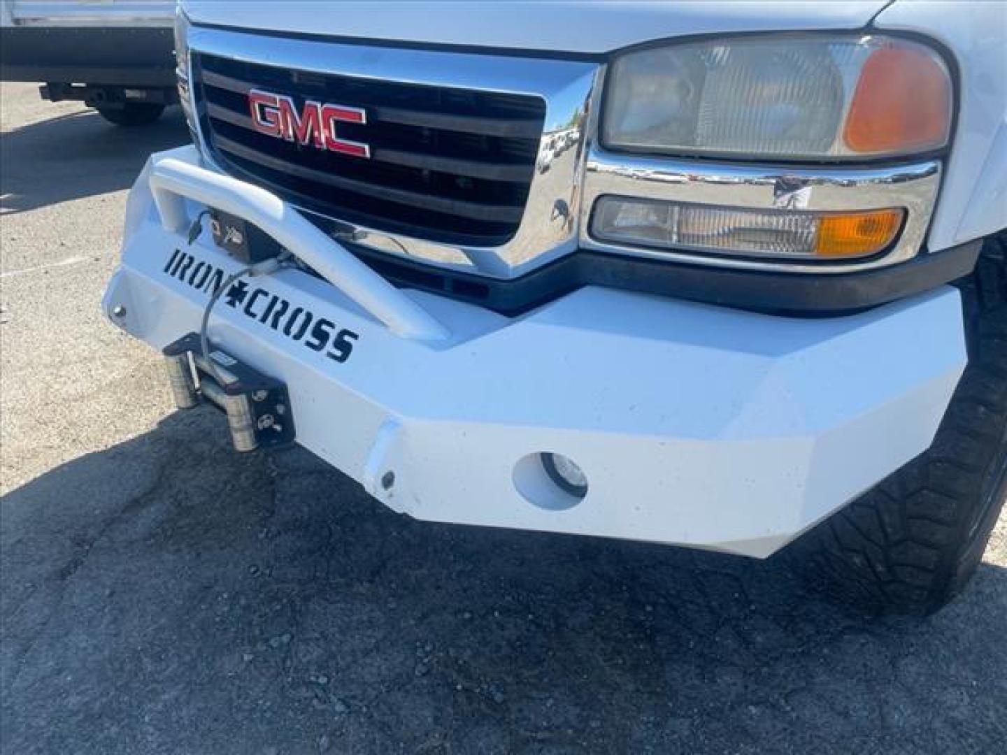 2005 Summit White GMC Sierra 2500HD SLE (1GTHK23285F) with an 6.6L Duramax 6.6L Diesel Turbo V8 300hp 520ft. lbs. Direct Injection engine, 5-Speed Automatic transmission, located at 800 Riverside Ave, Roseville, CA, 95678, 916-773-4549 & Toll Free: 866-719-4393, 38.732265, -121.291039 - DURAMAX DIESEL CREW CAB 4X4 SLE SERVICE RECORDS ON CLEAN CARFAX - Photo#1