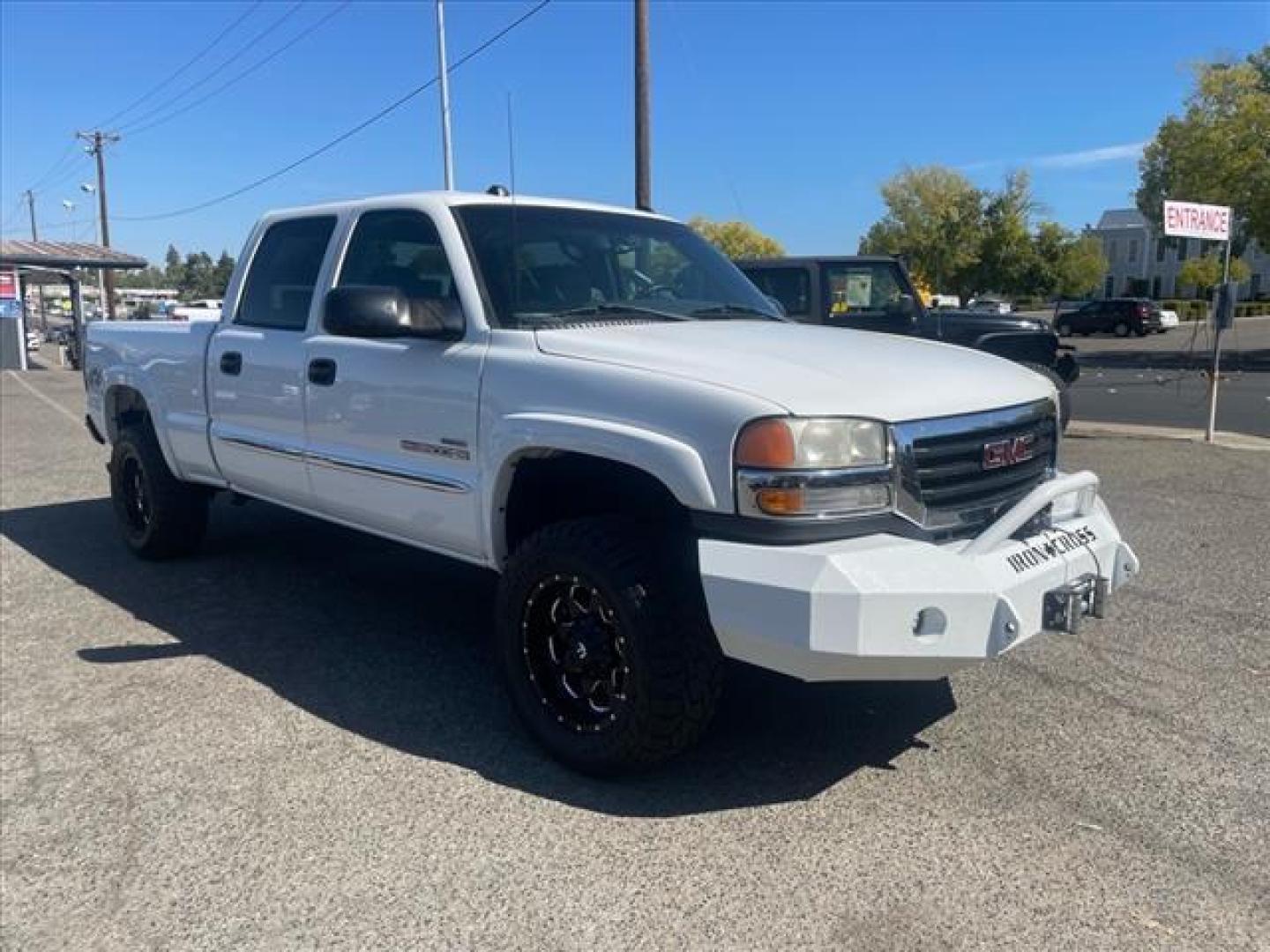 2005 Summit White GMC Sierra 2500HD SLE (1GTHK23285F) with an 6.6L Duramax 6.6L Diesel Turbo V8 300hp 520ft. lbs. Direct Injection engine, 5-Speed Automatic transmission, located at 800 Riverside Ave, Roseville, CA, 95678, 916-773-4549 & Toll Free: 866-719-4393, 38.732265, -121.291039 - DURAMAX DIESEL CREW CAB 4X4 SLE SERVICE RECORDS ON CLEAN CARFAX - Photo#2