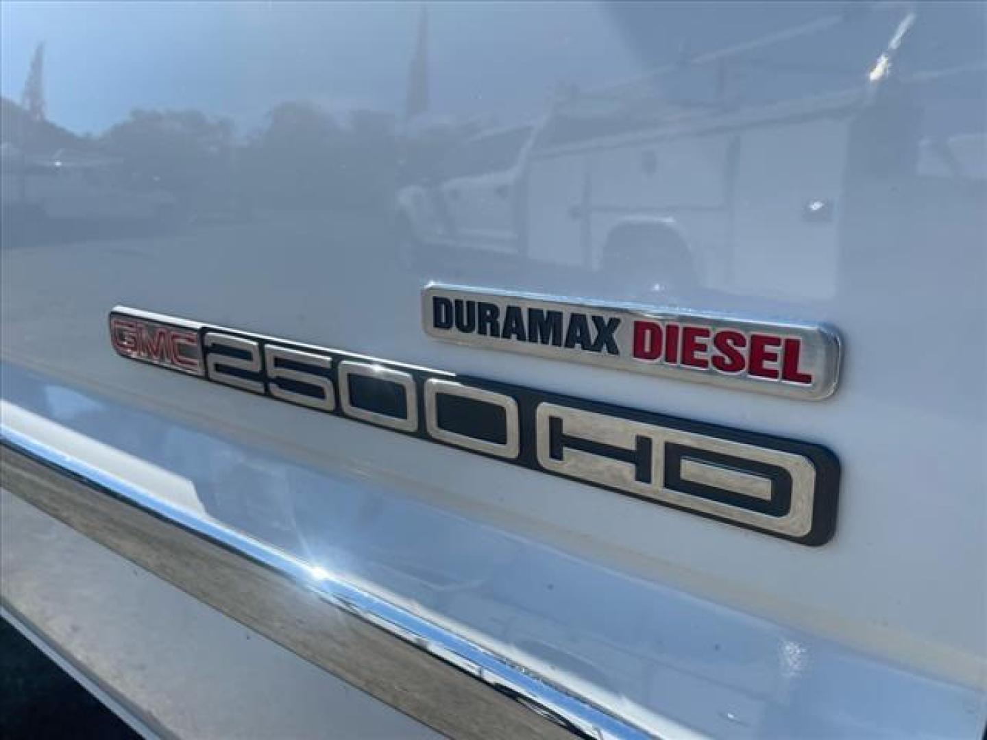 2005 Summit White GMC Sierra 2500HD SLE (1GTHK23285F) with an 6.6L Duramax 6.6L Diesel Turbo V8 300hp 520ft. lbs. Direct Injection engine, 5-Speed Automatic transmission, located at 800 Riverside Ave, Roseville, CA, 95678, 916-773-4549 & Toll Free: 866-719-4393, 38.732265, -121.291039 - DURAMAX DIESEL CREW CAB 4X4 SLE SERVICE RECORDS ON CLEAN CARFAX - Photo#3