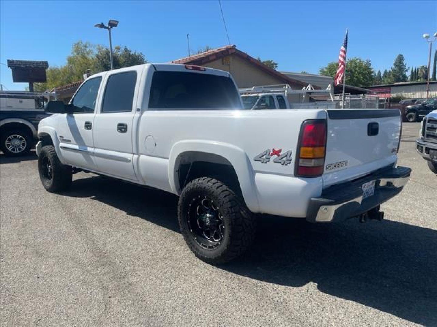 2005 Summit White GMC Sierra 2500HD SLE (1GTHK23285F) with an 6.6L Duramax 6.6L Diesel Turbo V8 300hp 520ft. lbs. Direct Injection engine, 5-Speed Automatic transmission, located at 800 Riverside Ave, Roseville, CA, 95678, 916-773-4549 & Toll Free: 866-719-4393, 38.732265, -121.291039 - DURAMAX DIESEL CREW CAB 4X4 SLE SERVICE RECORDS ON CLEAN CARFAX - Photo#4