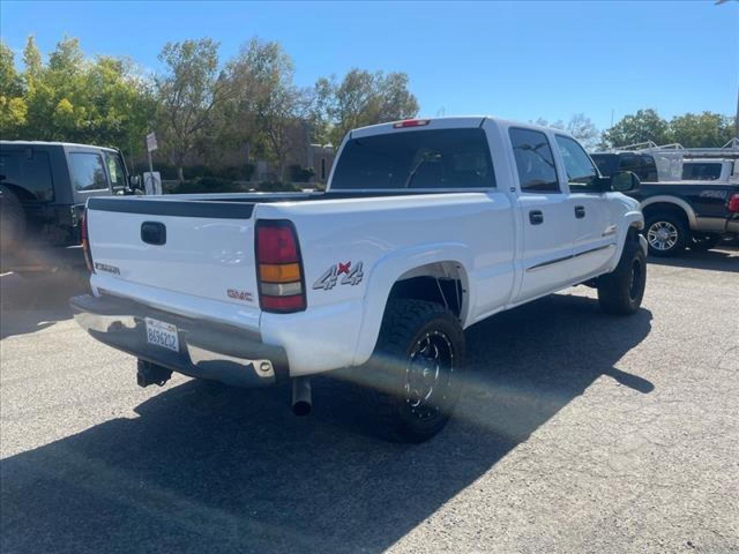 2005 Summit White GMC Sierra 2500HD SLE (1GTHK23285F) with an 6.6L Duramax 6.6L Diesel Turbo V8 300hp 520ft. lbs. Direct Injection engine, 5-Speed Automatic transmission, located at 800 Riverside Ave, Roseville, CA, 95678, 916-773-4549 & Toll Free: 866-719-4393, 38.732265, -121.291039 - DURAMAX DIESEL CREW CAB 4X4 SLE SERVICE RECORDS ON CLEAN CARFAX - Photo#5