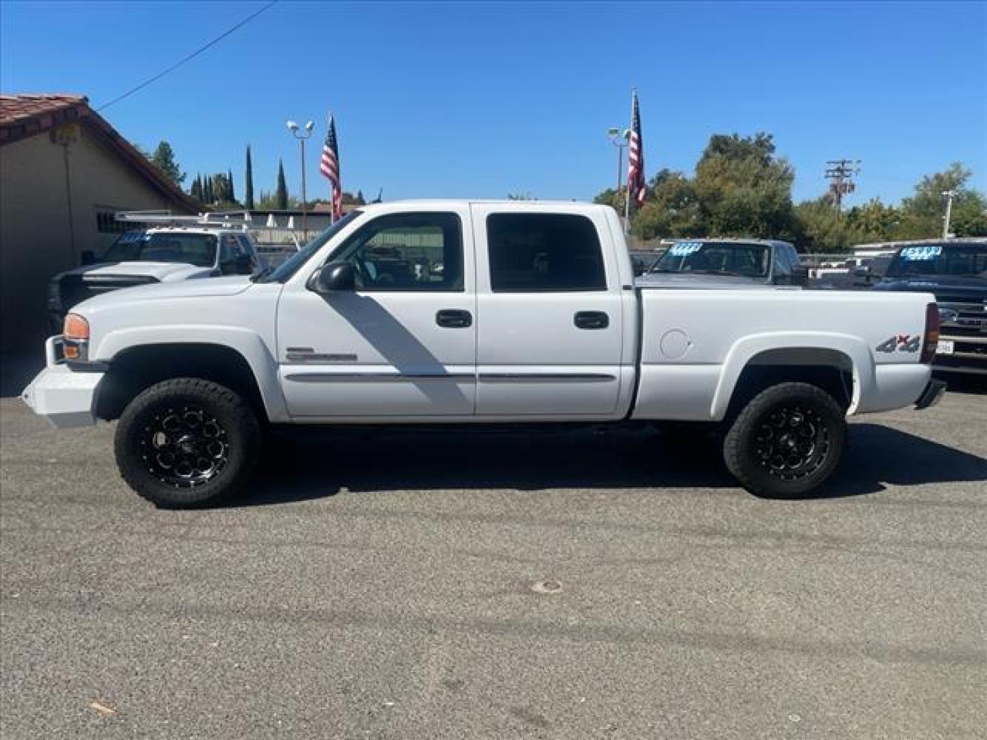 2005 Summit White GMC Sierra 2500HD SLE (1GTHK23285F) with an 6.6L Duramax 6.6L Diesel Turbo V8 300hp 520ft. lbs. Direct Injection engine, 5-Speed Automatic transmission, located at 800 Riverside Ave, Roseville, CA, 95678, 916-773-4549 & Toll Free: 866-719-4393, 38.732265, -121.291039 - DURAMAX DIESEL CREW CAB 4X4 SLE SERVICE RECORDS ON CLEAN CARFAX - Photo#6