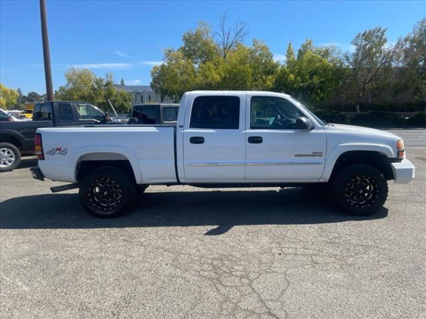 2005 Summit White GMC Sierra 2500HD SLE (1GTHK23285F) with an 6.6L Duramax 6.6L Diesel Turbo V8 300hp 520ft. lbs. Direct Injection engine, 5-Speed Automatic transmission, located at 800 Riverside Ave, Roseville, CA, 95678, 916-773-4549 & Toll Free: 866-719-4393, 38.732265, -121.291039 - DURAMAX DIESEL CREW CAB 4X4 SLE SERVICE RECORDS ON CLEAN CARFAX - Photo#7