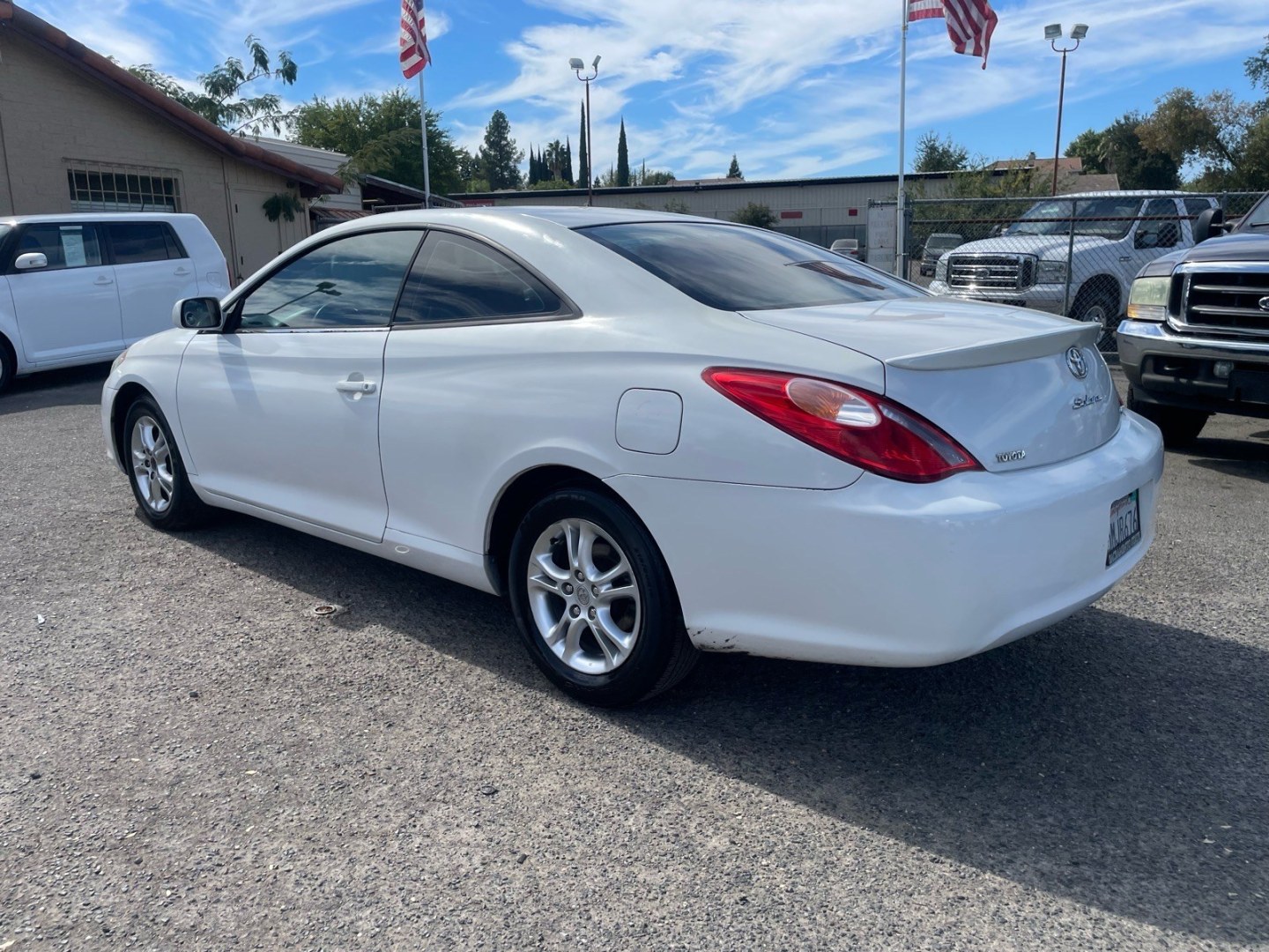 2005 White Toyota Camry Solara SE (4T1CE38P15U) with an 2.4L 2.4L I4 157hp 162ft. lbs. Other engine, 4-Speed Automatic transmission, located at 800 Riverside Ave, Roseville, CA, 95678, 916-773-4549 & Toll Free: 866-719-4393, 38.732265, -121.291039 - SE CLEAN CARFAX- Photo#2