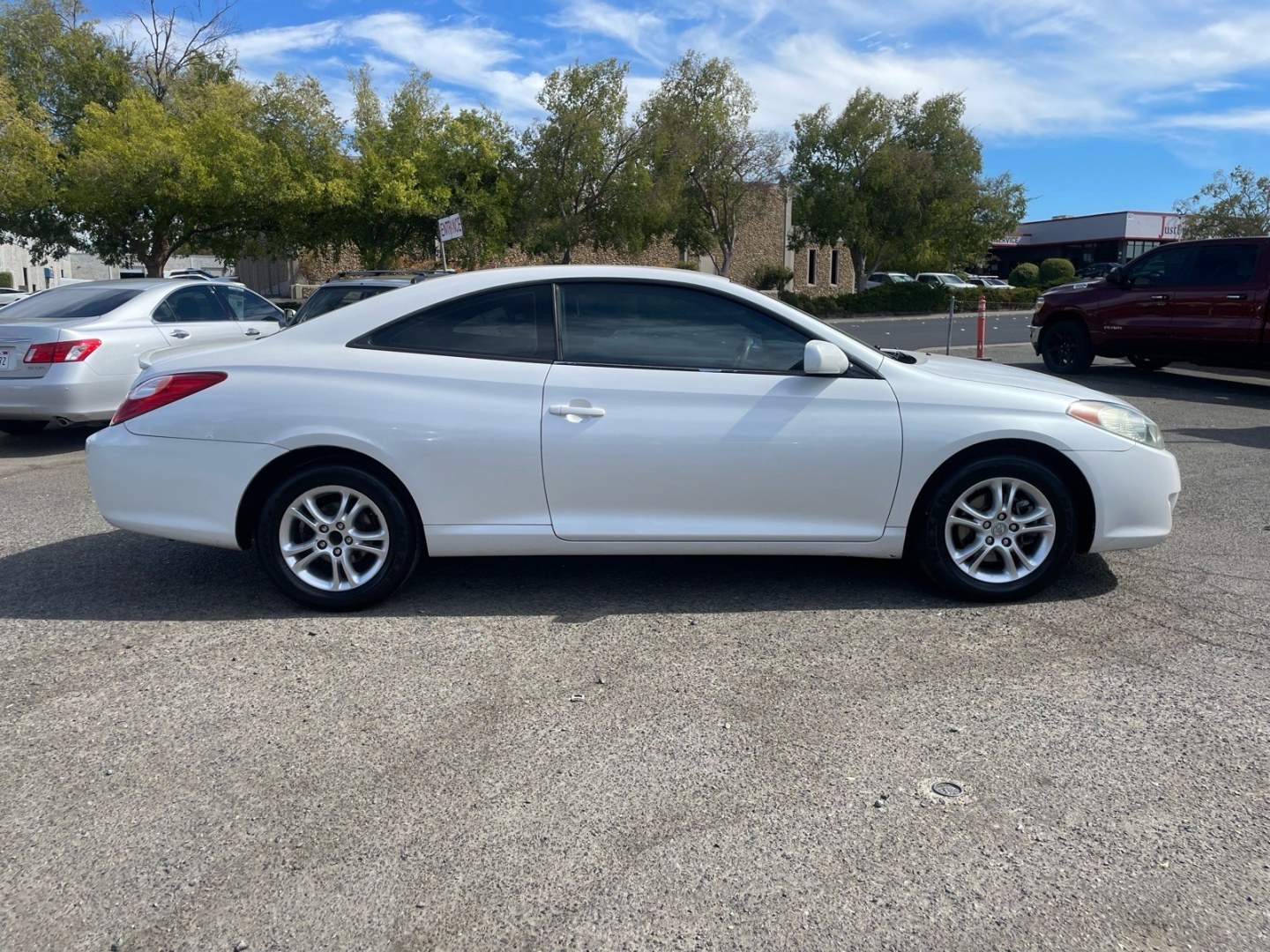 2005 White Toyota Camry Solara SE (4T1CE38P15U) with an 2.4L 2.4L I4 157hp 162ft. lbs. Other engine, 4-Speed Automatic transmission, located at 800 Riverside Ave, Roseville, CA, 95678, 916-773-4549 & Toll Free: 866-719-4393, 38.732265, -121.291039 - SE CLEAN CARFAX- Photo#5