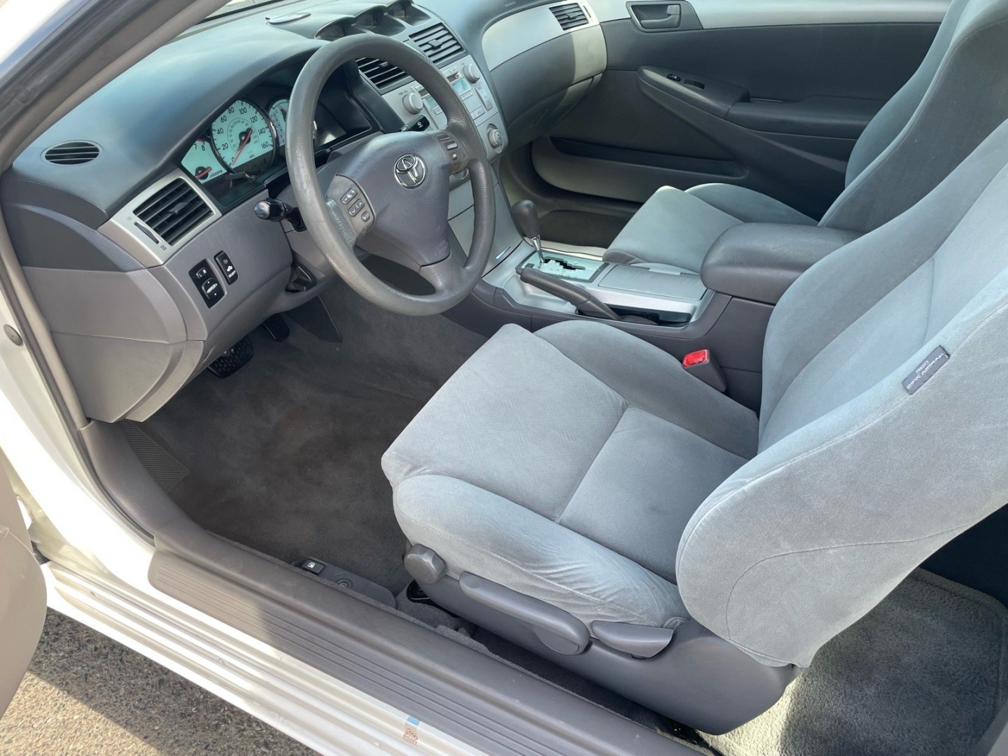 2005 White Toyota Camry Solara SE (4T1CE38P15U) with an 2.4L 2.4L I4 157hp 162ft. lbs. Other engine, 4-Speed Automatic transmission, located at 800 Riverside Ave, Roseville, CA, 95678, 916-773-4549 & Toll Free: 866-719-4393, 38.732265, -121.291039 - SE CLEAN CARFAX- Photo#8