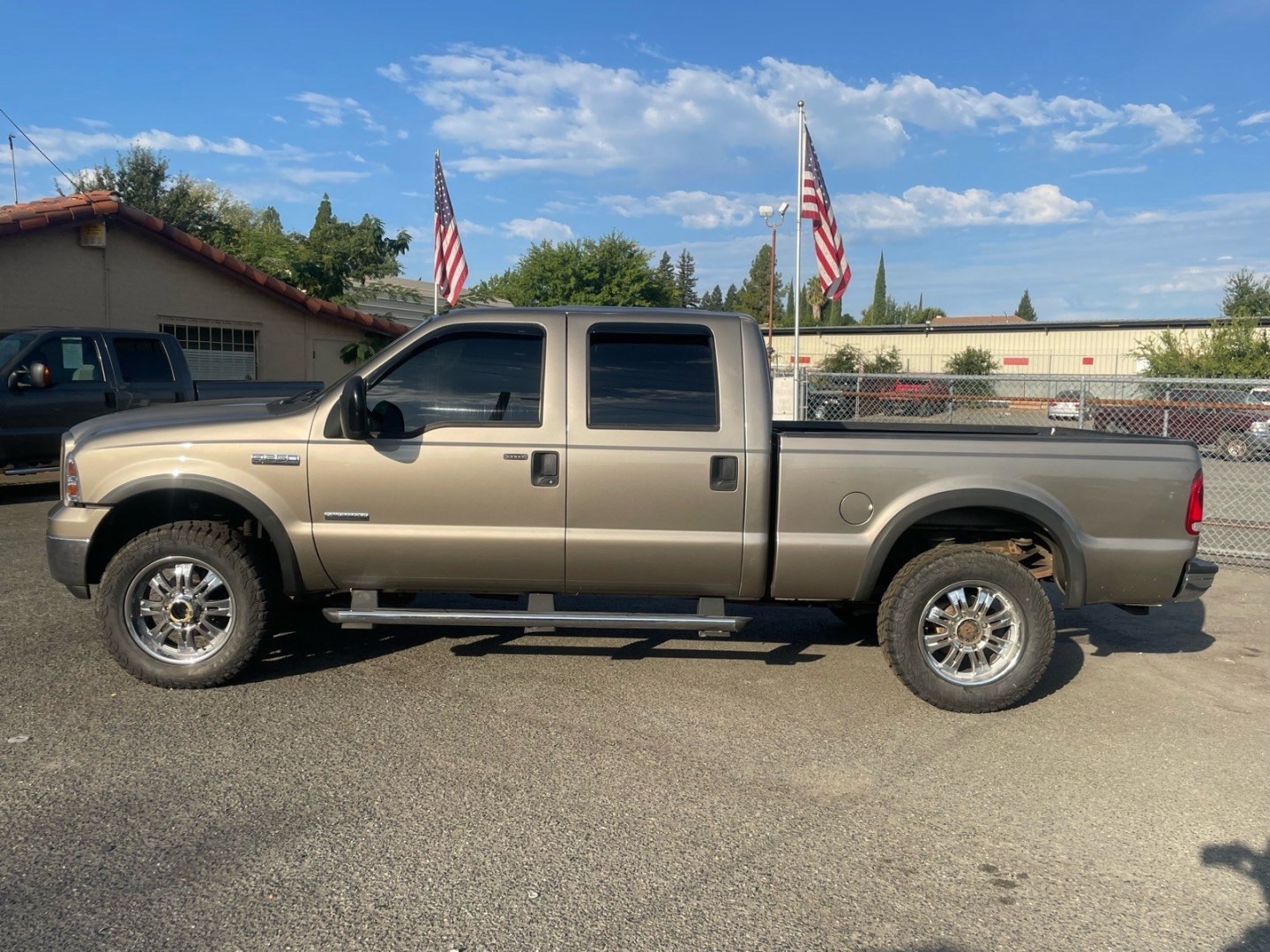 2006 Arizona Beige Clearcoat Metallic Ford F-250 Super Duty Lariat (1FTSW21P76E) with an 6.0L Power Stroke 6.0L Diesel Turbo V8 325hp 560ft. lbs. Direct Injection engine, 5-Speed Automatic transmission, located at 800 Riverside Ave, Roseville, CA, 95678, 916-773-4549 & Toll Free: 866-719-4393, 38.732265, -121.291039 - DIESEL CREW CAB 4X4 LARIAT MOON ROOF- Photo#1
