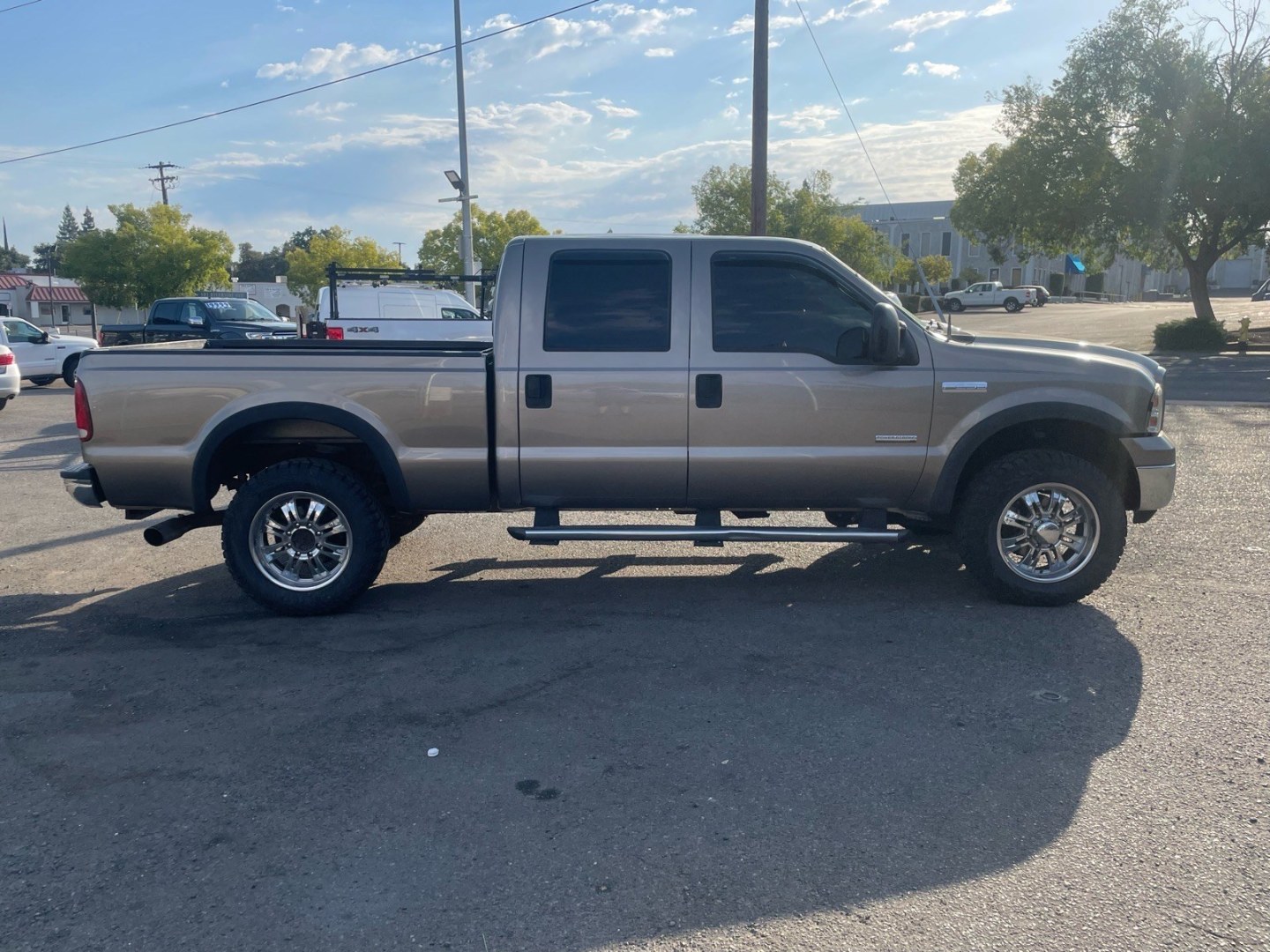 2006 Arizona Beige Clearcoat Metallic Ford F-250 Super Duty Lariat (1FTSW21P76E) with an 6.0L Power Stroke 6.0L Diesel Turbo V8 325hp 560ft. lbs. Direct Injection engine, 5-Speed Automatic transmission, located at 800 Riverside Ave, Roseville, CA, 95678, 916-773-4549 & Toll Free: 866-719-4393, 38.732265, -121.291039 - DIESEL CREW CAB 4X4 LARIAT MOON ROOF- Photo#5