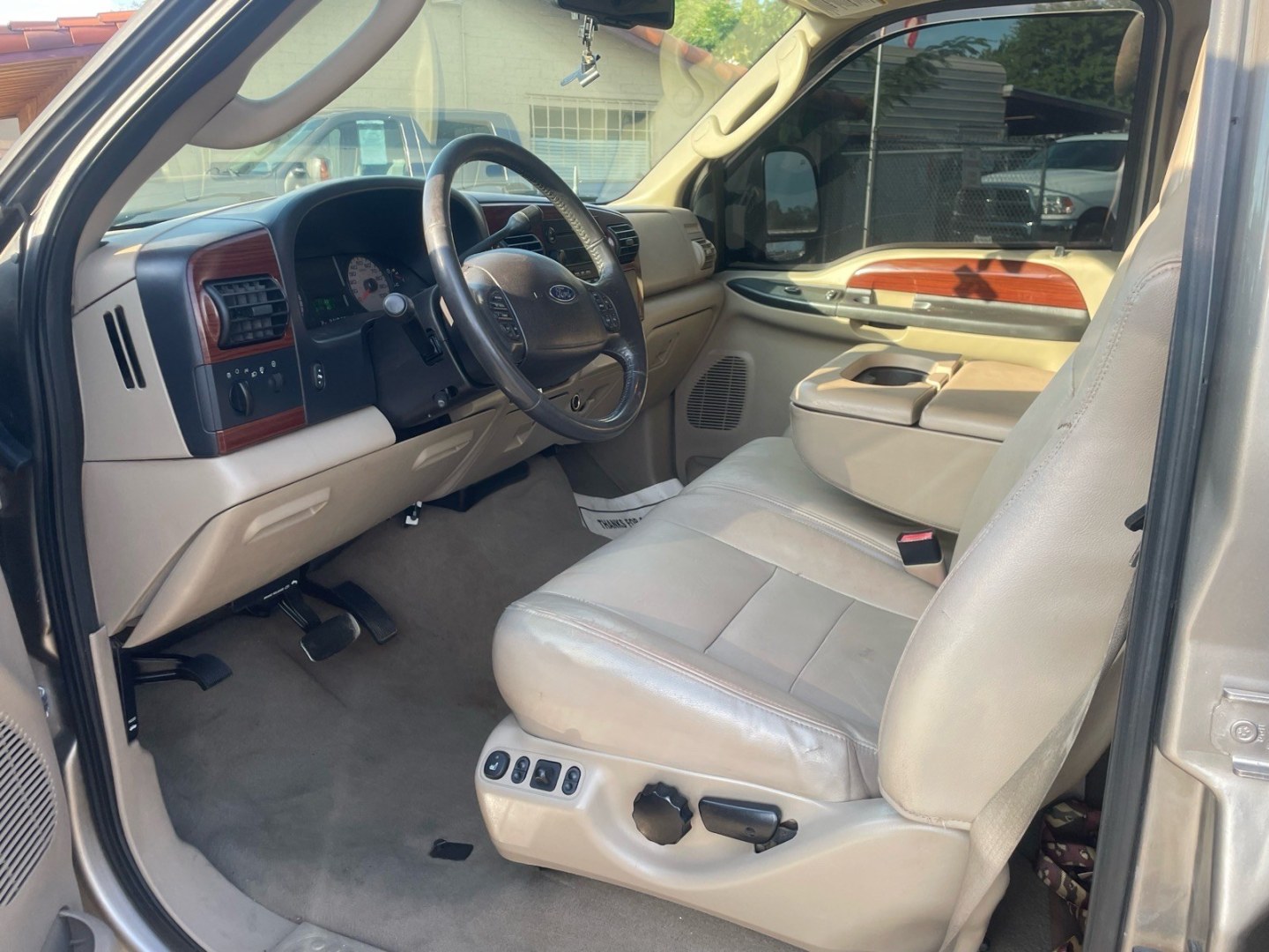 2006 Arizona Beige Clearcoat Metallic Ford F-250 Super Duty Lariat (1FTSW21P76E) with an 6.0L Power Stroke 6.0L Diesel Turbo V8 325hp 560ft. lbs. Direct Injection engine, 5-Speed Automatic transmission, located at 800 Riverside Ave, Roseville, CA, 95678, 916-773-4549 & Toll Free: 866-719-4393, 38.732265, -121.291039 - DIESEL CREW CAB 4X4 LARIAT MOON ROOF- Photo#8