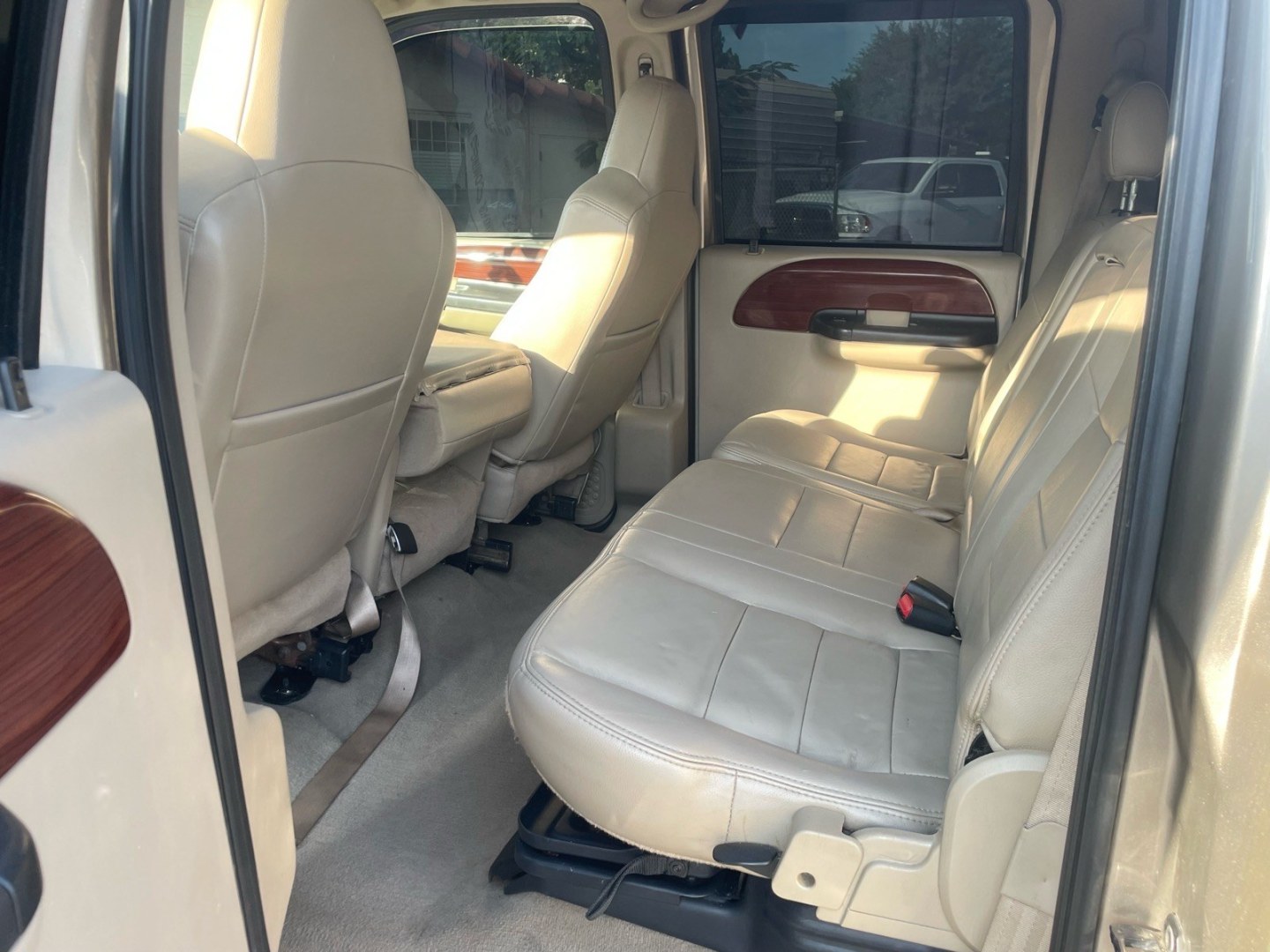 2006 Arizona Beige Clearcoat Metallic Ford F-250 Super Duty Lariat (1FTSW21P76E) with an 6.0L Power Stroke 6.0L Diesel Turbo V8 325hp 560ft. lbs. Direct Injection engine, 5-Speed Automatic transmission, located at 800 Riverside Ave, Roseville, CA, 95678, 916-773-4549 & Toll Free: 866-719-4393, 38.732265, -121.291039 - DIESEL CREW CAB 4X4 LARIAT MOON ROOF- Photo#10