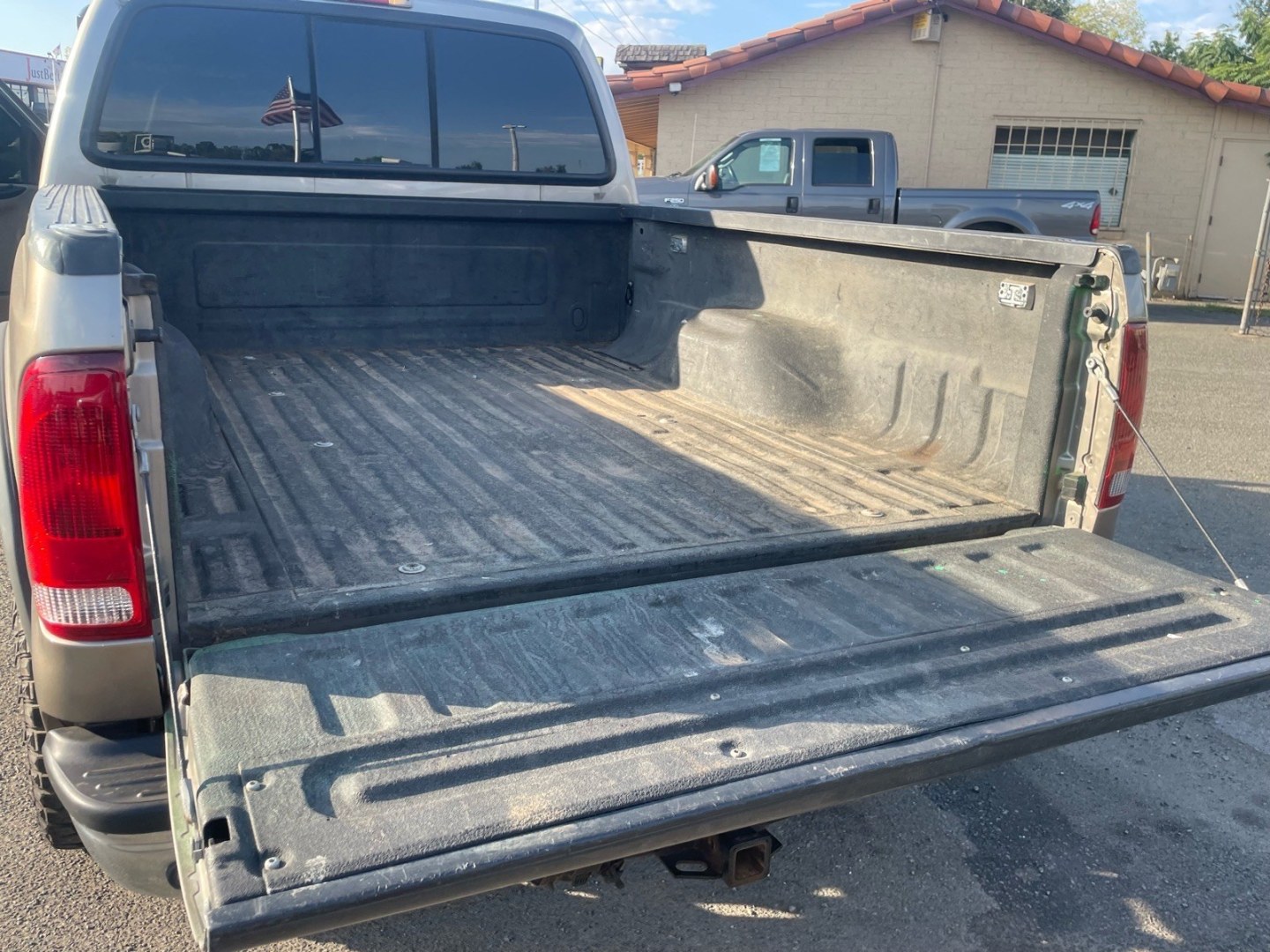 2006 Arizona Beige Clearcoat Metallic Ford F-250 Super Duty Lariat (1FTSW21P76E) with an 6.0L Power Stroke 6.0L Diesel Turbo V8 325hp 560ft. lbs. Direct Injection engine, 5-Speed Automatic transmission, located at 800 Riverside Ave, Roseville, CA, 95678, 916-773-4549 & Toll Free: 866-719-4393, 38.732265, -121.291039 - DIESEL CREW CAB 4X4 LARIAT MOON ROOF- Photo#12