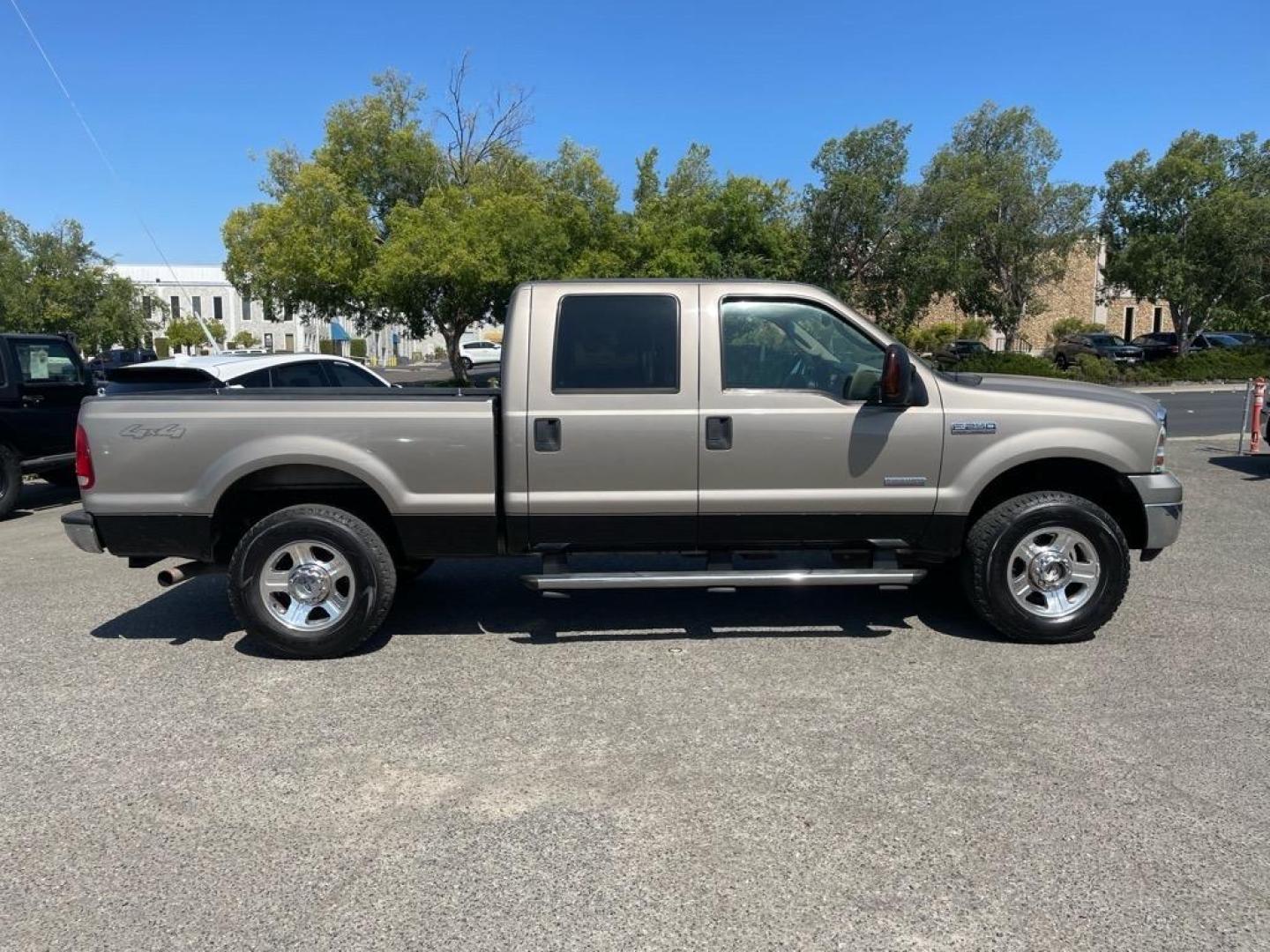 2006 Arizona Beige Clearcoat Metallic/Black Ford F-250 Super Duty Lariat (1FTSW21P36E) with an 6.0L Power Stroke 6.0L Diesel Turbo V8 325hp 560ft. lbs. Direct Injection engine, 5-Speed Automatic transmission, located at 800 Riverside Ave, Roseville, CA, 95678, 916-773-4549 & Toll Free: 866-719-4393, 38.732265, -121.291039 - DIESEL CREW CAB 4X4 LARIAT LOW MILES ONE OWNER - Photo#5