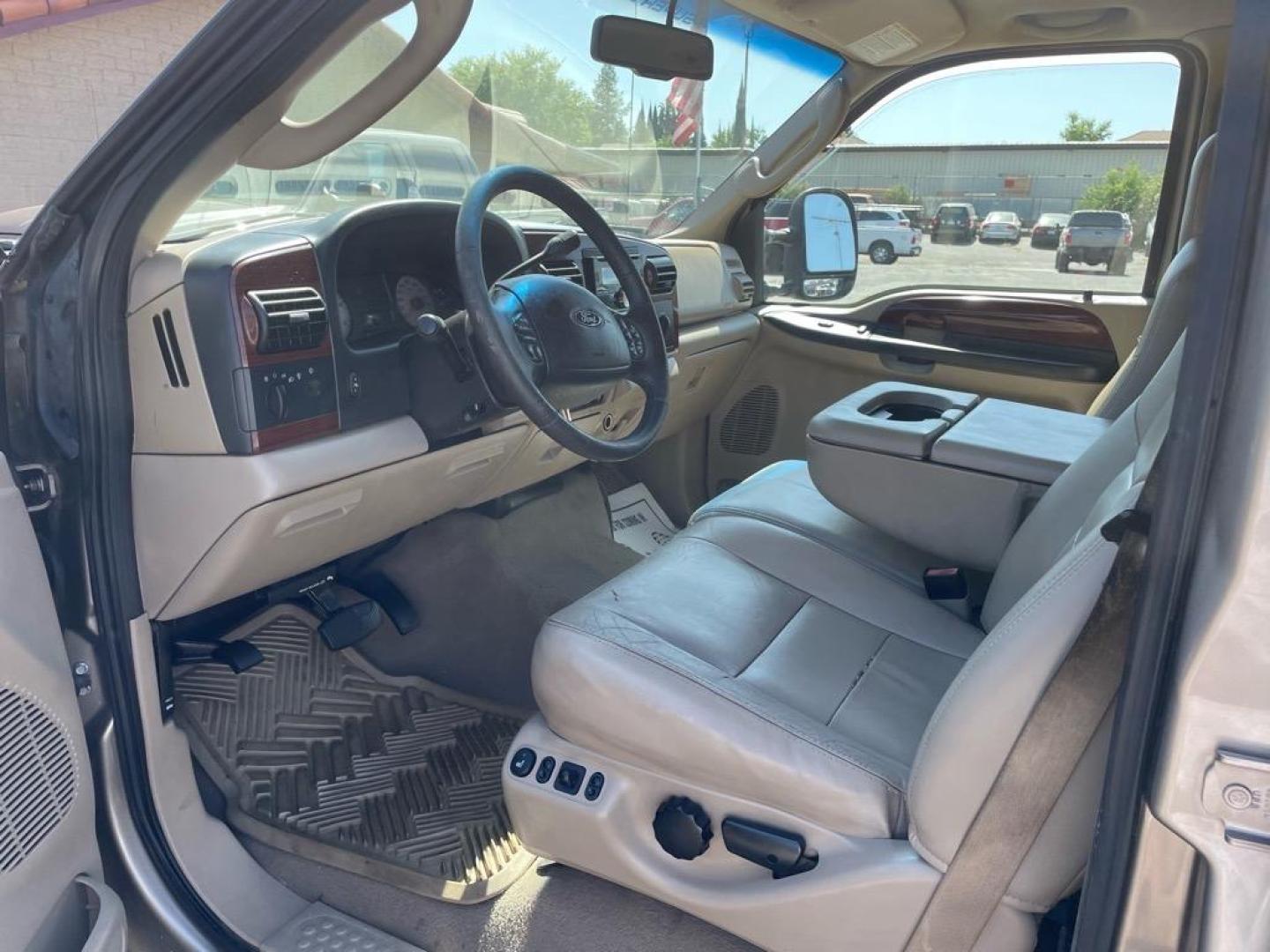 2006 Arizona Beige Clearcoat Metallic/Black Ford F-250 Super Duty Lariat (1FTSW21P36E) with an 6.0L Power Stroke 6.0L Diesel Turbo V8 325hp 560ft. lbs. Direct Injection engine, 5-Speed Automatic transmission, located at 800 Riverside Ave, Roseville, CA, 95678, 916-773-4549 & Toll Free: 866-719-4393, 38.732265, -121.291039 - DIESEL CREW CAB 4X4 LARIAT LOW MILES ONE OWNER - Photo#8