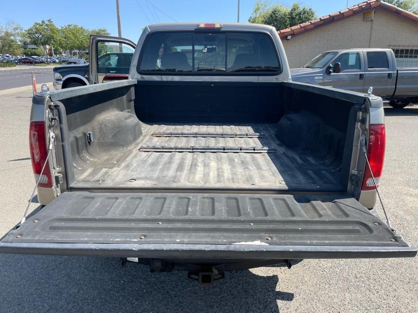 2006 Arizona Beige Clearcoat Metallic/Black Ford F-250 Super Duty Lariat (1FTSW21P36E) with an 6.0L Power Stroke 6.0L Diesel Turbo V8 325hp 560ft. lbs. Direct Injection engine, 5-Speed Automatic transmission, located at 800 Riverside Ave, Roseville, CA, 95678, 916-773-4549 & Toll Free: 866-719-4393, 38.732265, -121.291039 - DIESEL CREW CAB 4X4 LARIAT LOW MILES ONE OWNER - Photo#11
