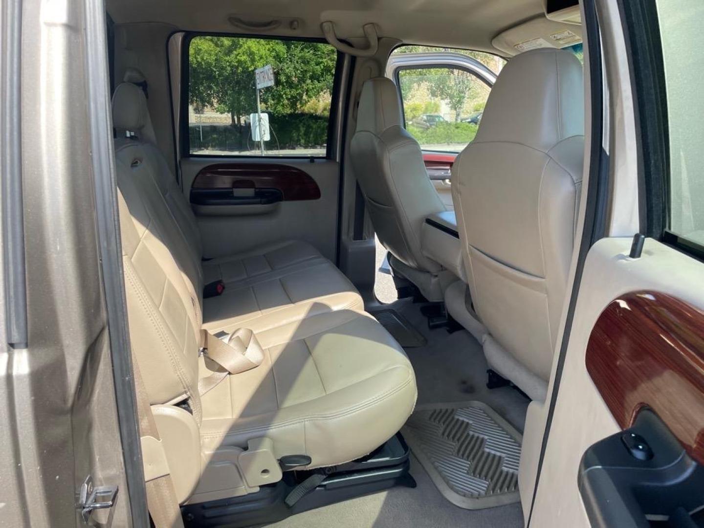 2006 Arizona Beige Clearcoat Metallic/Black Ford F-250 Super Duty Lariat (1FTSW21P36E) with an 6.0L Power Stroke 6.0L Diesel Turbo V8 325hp 560ft. lbs. Direct Injection engine, 5-Speed Automatic transmission, located at 800 Riverside Ave, Roseville, CA, 95678, 916-773-4549 & Toll Free: 866-719-4393, 38.732265, -121.291039 - DIESEL CREW CAB 4X4 LARIAT LOW MILES ONE OWNER - Photo#12