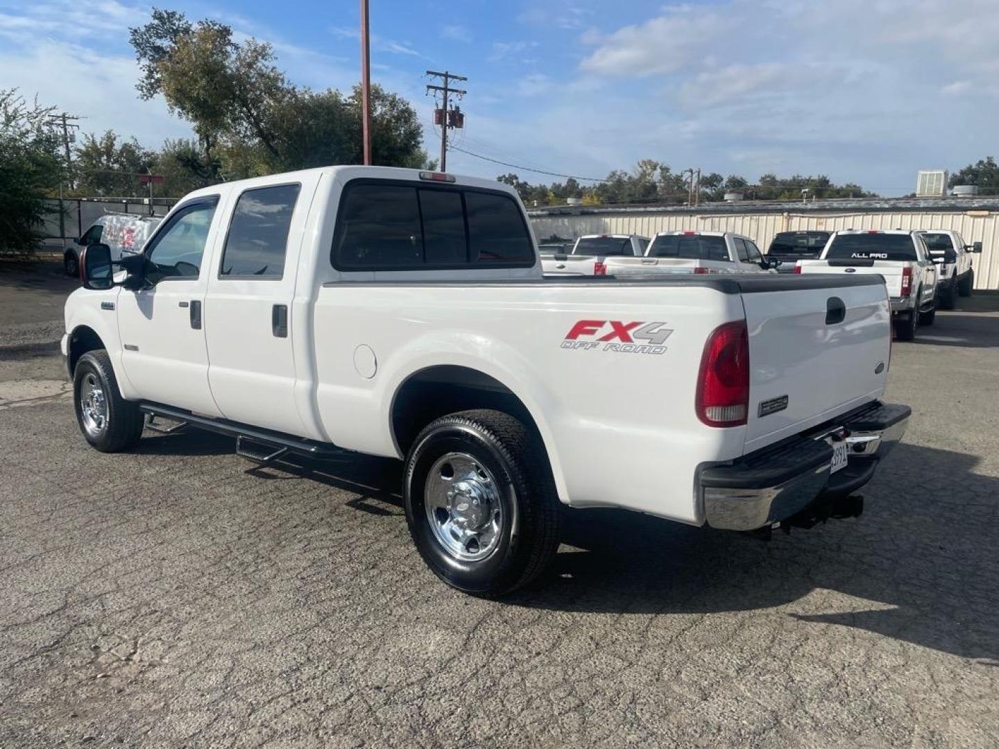 2006 Oxford White Clearcoat Ford F-250 Super Duty XLT (1FTSW21P06E) with an 6.0L Power Stroke 6.0L Diesel Turbo V8 325hp 560ft. lbs. Direct Injection engine, 5-Speed Automatic transmission, located at 800 Riverside Ave, Roseville, CA, 95678, 916-773-4549 & Toll Free: 866-719-4393, 38.732265, -121.291039 - DIESEL CREW CAB 4X4 FX4 XLT 95K MILES - Photo#2
