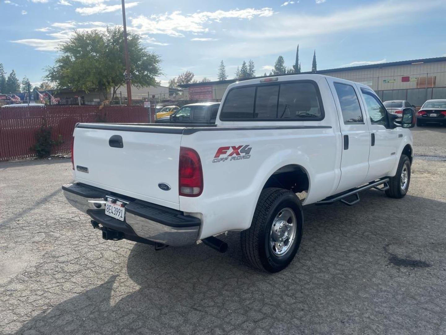 2006 Oxford White Clearcoat Ford F-250 Super Duty XLT (1FTSW21P06E) with an 6.0L Power Stroke 6.0L Diesel Turbo V8 325hp 560ft. lbs. Direct Injection engine, 5-Speed Automatic transmission, located at 800 Riverside Ave, Roseville, CA, 95678, 916-773-4549 & Toll Free: 866-719-4393, 38.732265, -121.291039 - DIESEL CREW CAB 4X4 FX4 XLT 95K MILES - Photo#4