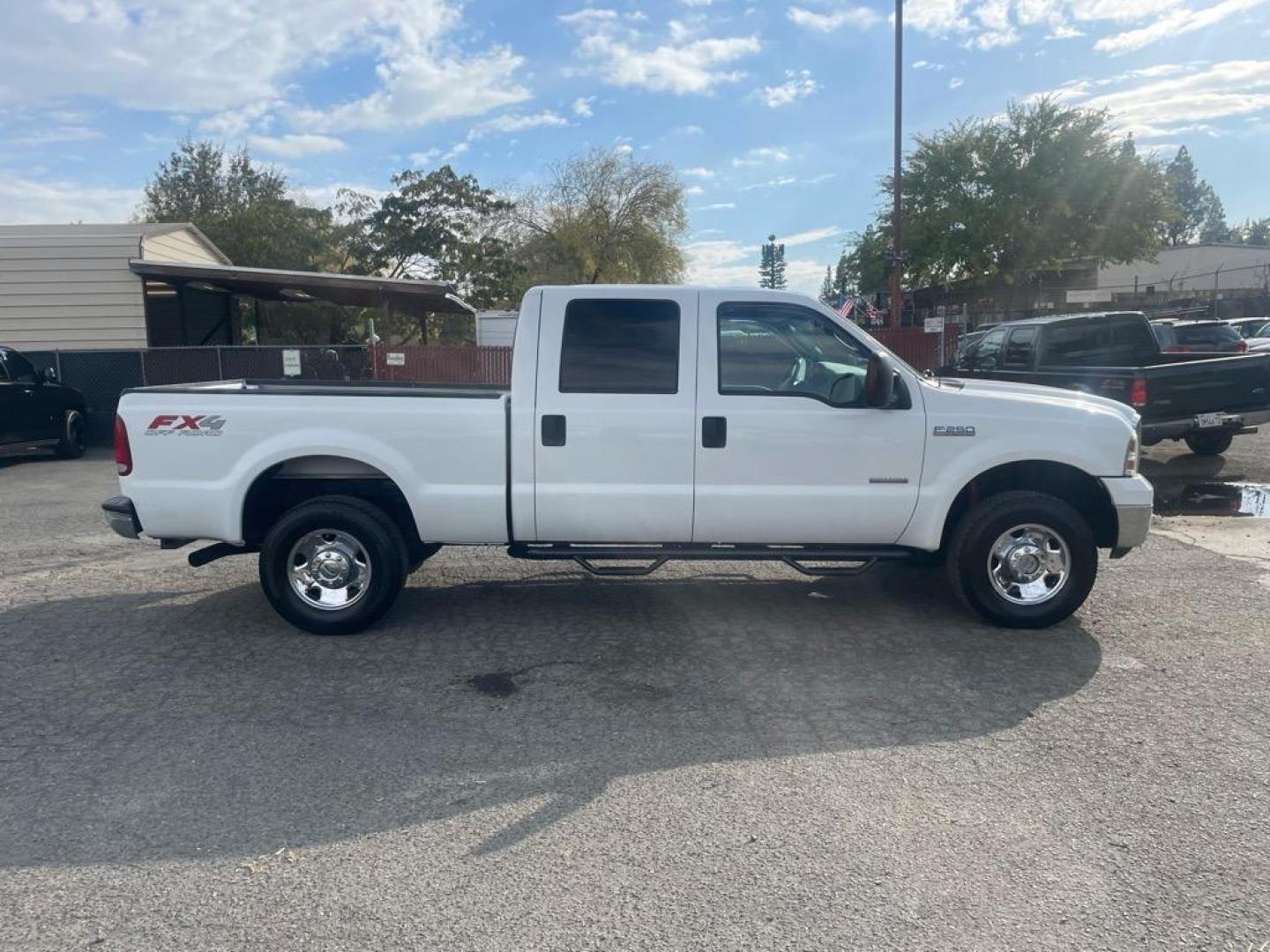 2006 Oxford White Clearcoat Ford F-250 Super Duty XLT (1FTSW21P06E) with an 6.0L Power Stroke 6.0L Diesel Turbo V8 325hp 560ft. lbs. Direct Injection engine, 5-Speed Automatic transmission, located at 800 Riverside Ave, Roseville, CA, 95678, 916-773-4549 & Toll Free: 866-719-4393, 38.732265, -121.291039 - DIESEL CREW CAB 4X4 FX4 XLT 95K MILES - Photo#5