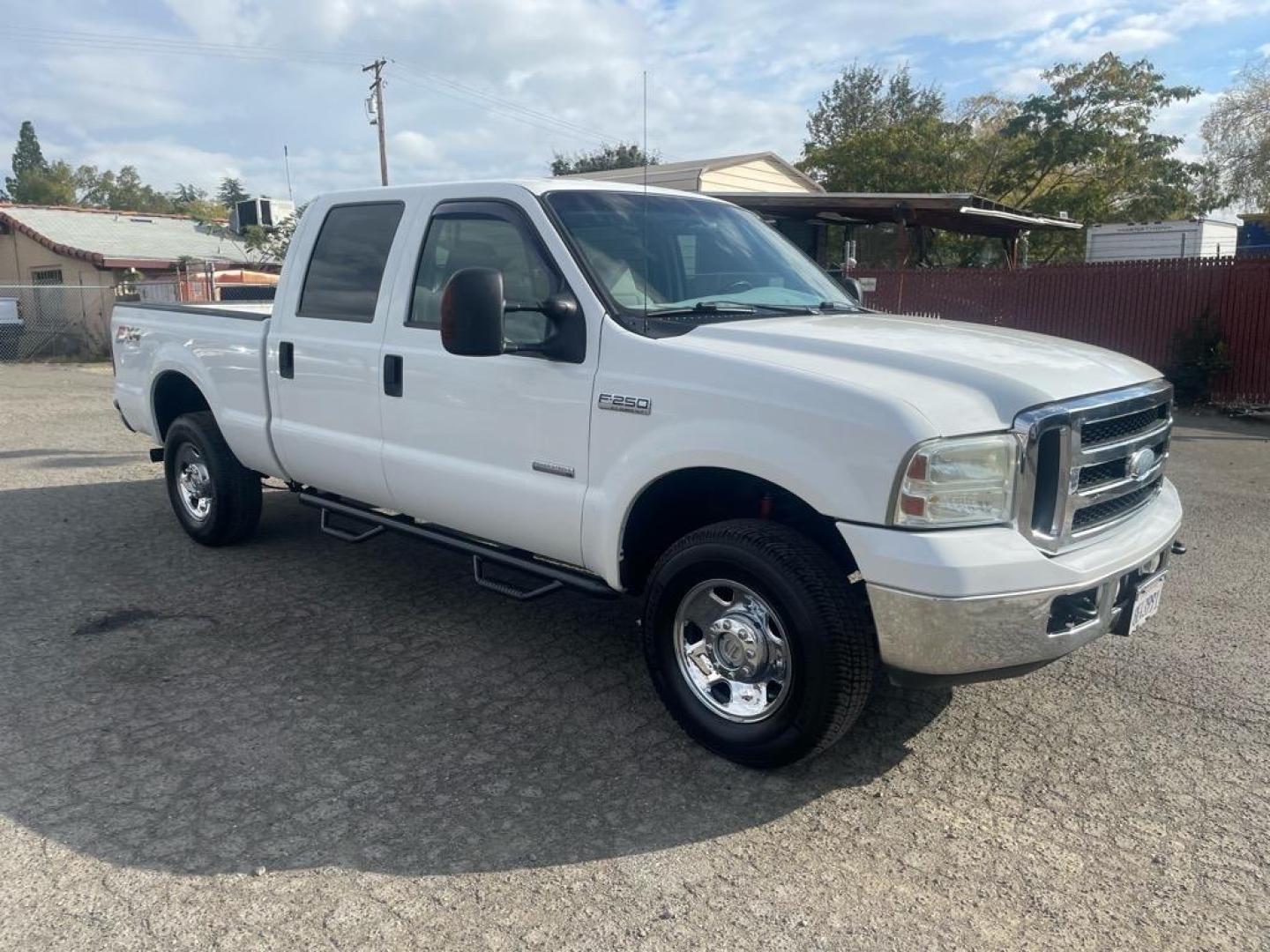 2006 Oxford White Clearcoat Ford F-250 Super Duty XLT (1FTSW21P06E) with an 6.0L Power Stroke 6.0L Diesel Turbo V8 325hp 560ft. lbs. Direct Injection engine, 5-Speed Automatic transmission, located at 800 Riverside Ave, Roseville, CA, 95678, 916-773-4549 & Toll Free: 866-719-4393, 38.732265, -121.291039 - DIESEL CREW CAB 4X4 FX4 XLT 95K MILES - Photo#6