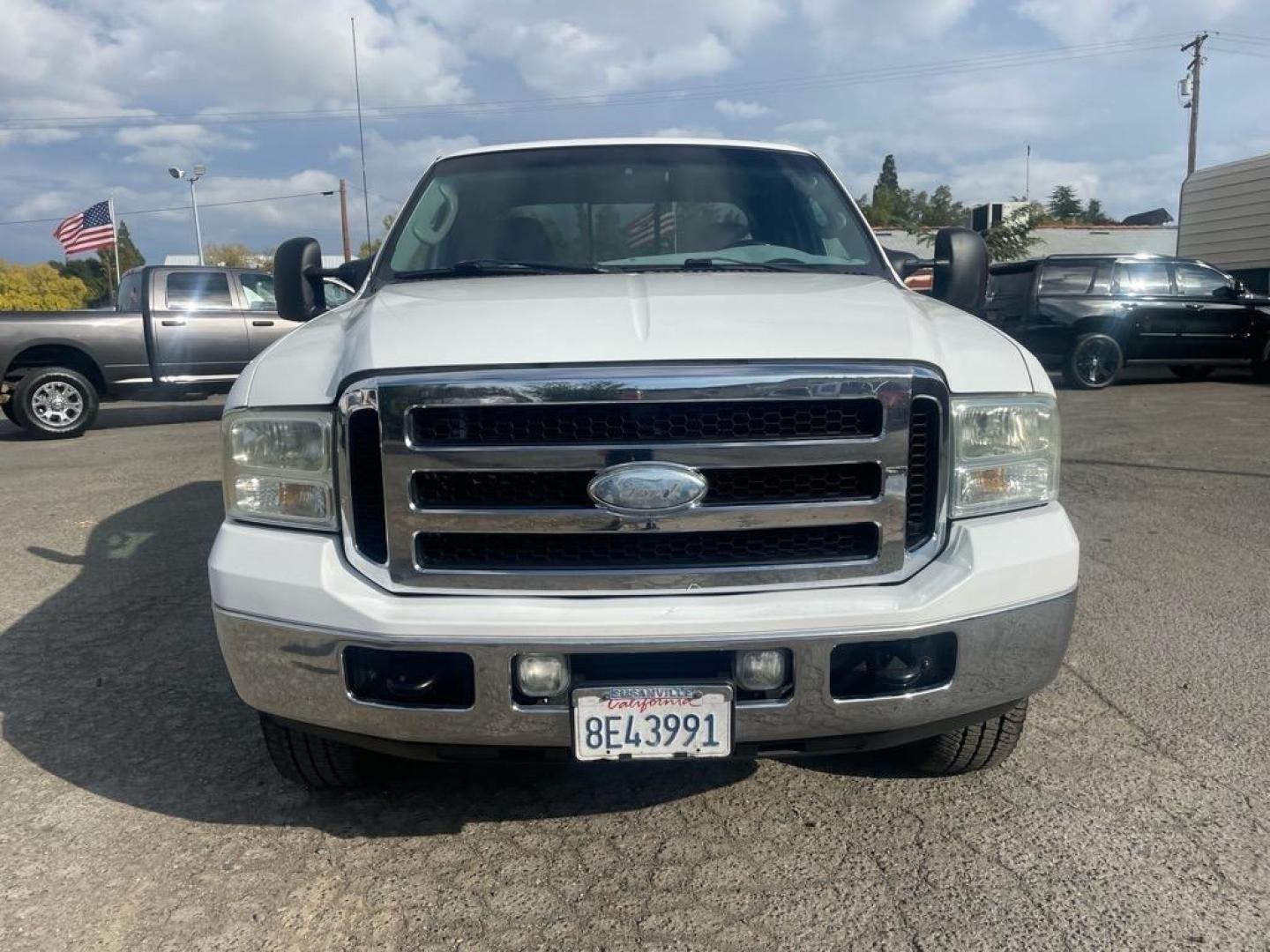 2006 Oxford White Clearcoat Ford F-250 Super Duty XLT (1FTSW21P06E) with an 6.0L Power Stroke 6.0L Diesel Turbo V8 325hp 560ft. lbs. Direct Injection engine, 5-Speed Automatic transmission, located at 800 Riverside Ave, Roseville, CA, 95678, 916-773-4549 & Toll Free: 866-719-4393, 38.732265, -121.291039 - DIESEL CREW CAB 4X4 FX4 XLT 95K MILES - Photo#7