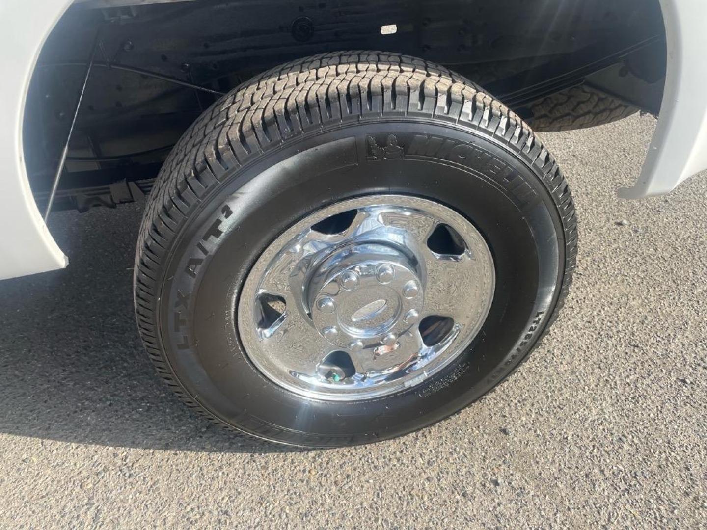 2006 Oxford White Clearcoat Ford F-250 Super Duty XLT (1FTSW21P06E) with an 6.0L Power Stroke 6.0L Diesel Turbo V8 325hp 560ft. lbs. Direct Injection engine, 5-Speed Automatic transmission, located at 800 Riverside Ave, Roseville, CA, 95678, 916-773-4549 & Toll Free: 866-719-4393, 38.732265, -121.291039 - DIESEL CREW CAB 4X4 FX4 XLT 95K MILES - Photo#10