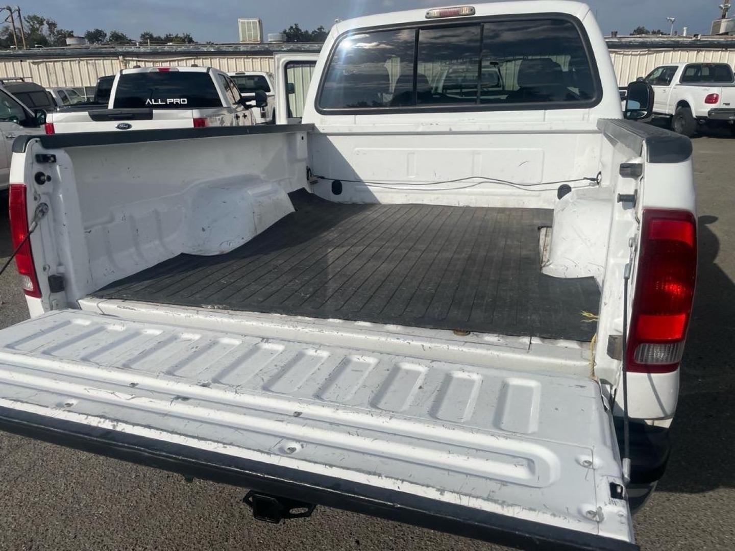 2006 Oxford White Clearcoat Ford F-250 Super Duty XLT (1FTSW21P06E) with an 6.0L Power Stroke 6.0L Diesel Turbo V8 325hp 560ft. lbs. Direct Injection engine, 5-Speed Automatic transmission, located at 800 Riverside Ave, Roseville, CA, 95678, 916-773-4549 & Toll Free: 866-719-4393, 38.732265, -121.291039 - DIESEL CREW CAB 4X4 FX4 XLT 95K MILES - Photo#11