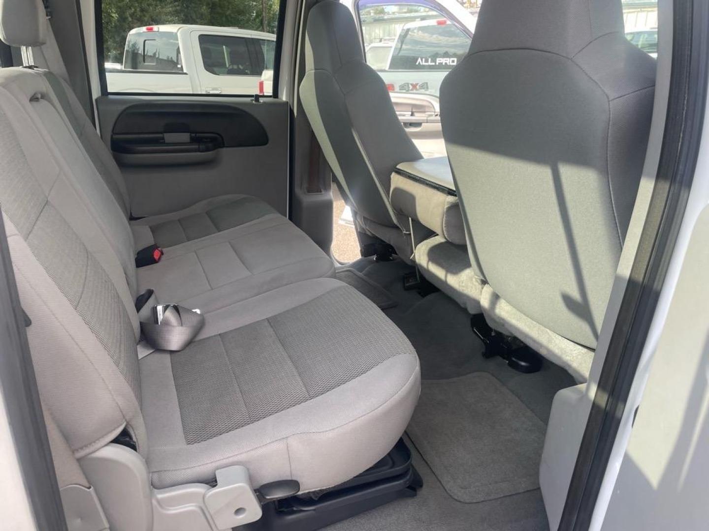 2006 Oxford White Clearcoat Ford F-250 Super Duty XLT (1FTSW21P06E) with an 6.0L Power Stroke 6.0L Diesel Turbo V8 325hp 560ft. lbs. Direct Injection engine, 5-Speed Automatic transmission, located at 800 Riverside Ave, Roseville, CA, 95678, 916-773-4549 & Toll Free: 866-719-4393, 38.732265, -121.291039 - DIESEL CREW CAB 4X4 FX4 XLT 95K MILES - Photo#12