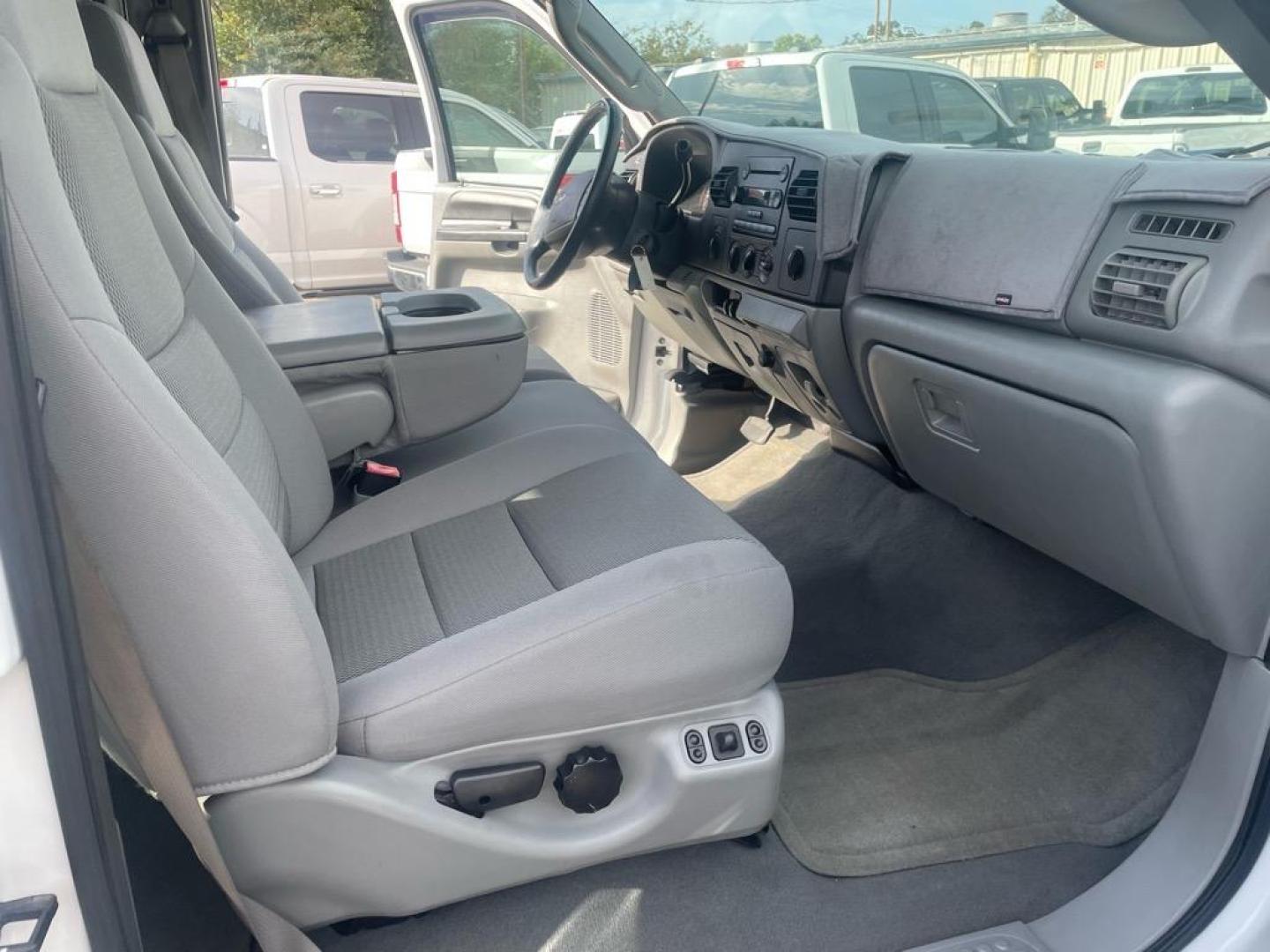 2006 Oxford White Clearcoat Ford F-250 Super Duty XLT (1FTSW21P06E) with an 6.0L Power Stroke 6.0L Diesel Turbo V8 325hp 560ft. lbs. Direct Injection engine, 5-Speed Automatic transmission, located at 800 Riverside Ave, Roseville, CA, 95678, 916-773-4549 & Toll Free: 866-719-4393, 38.732265, -121.291039 - DIESEL CREW CAB 4X4 FX4 XLT 95K MILES - Photo#13