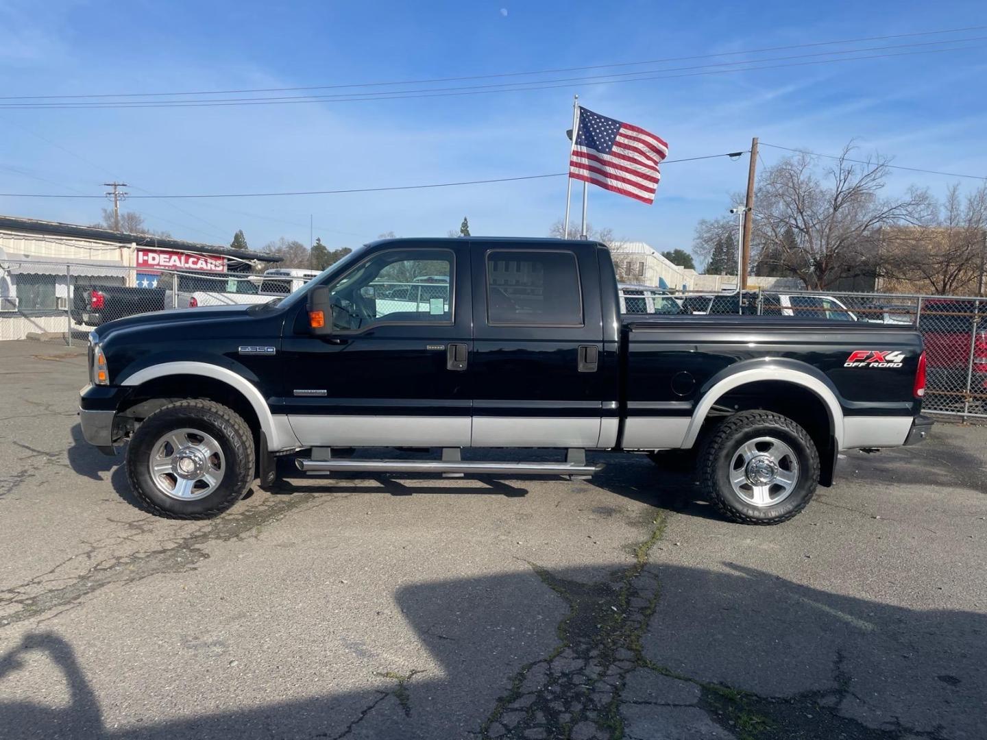 2006 Black Clearcoat/Silver Clearcoat Metallic Ford F-350 Super Duty Lariat (1FTWW31P86E) with an 6.0L Power Stroke 6.0L Diesel Turbo V8 325hp 560ft. lbs. Direct Injection engine, 5-Speed Automatic transmission, located at 800 Riverside Ave, Roseville, CA, 95678, 916-773-4549 & Toll Free: 866-719-4393, 38.732265, -121.291039 - Photo#1