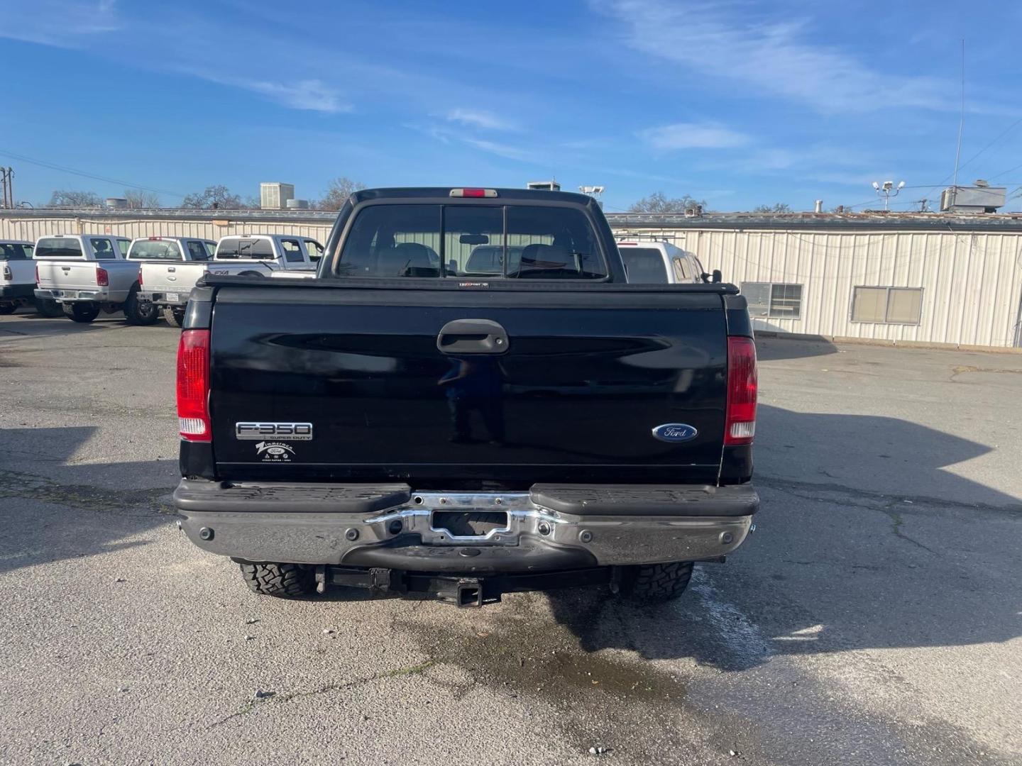 2006 Black Clearcoat/Silver Clearcoat Metallic Ford F-350 Super Duty Lariat (1FTWW31P86E) with an 6.0L Power Stroke 6.0L Diesel Turbo V8 325hp 560ft. lbs. Direct Injection engine, 5-Speed Automatic transmission, located at 800 Riverside Ave, Roseville, CA, 95678, 916-773-4549 & Toll Free: 866-719-4393, 38.732265, -121.291039 - Photo#2