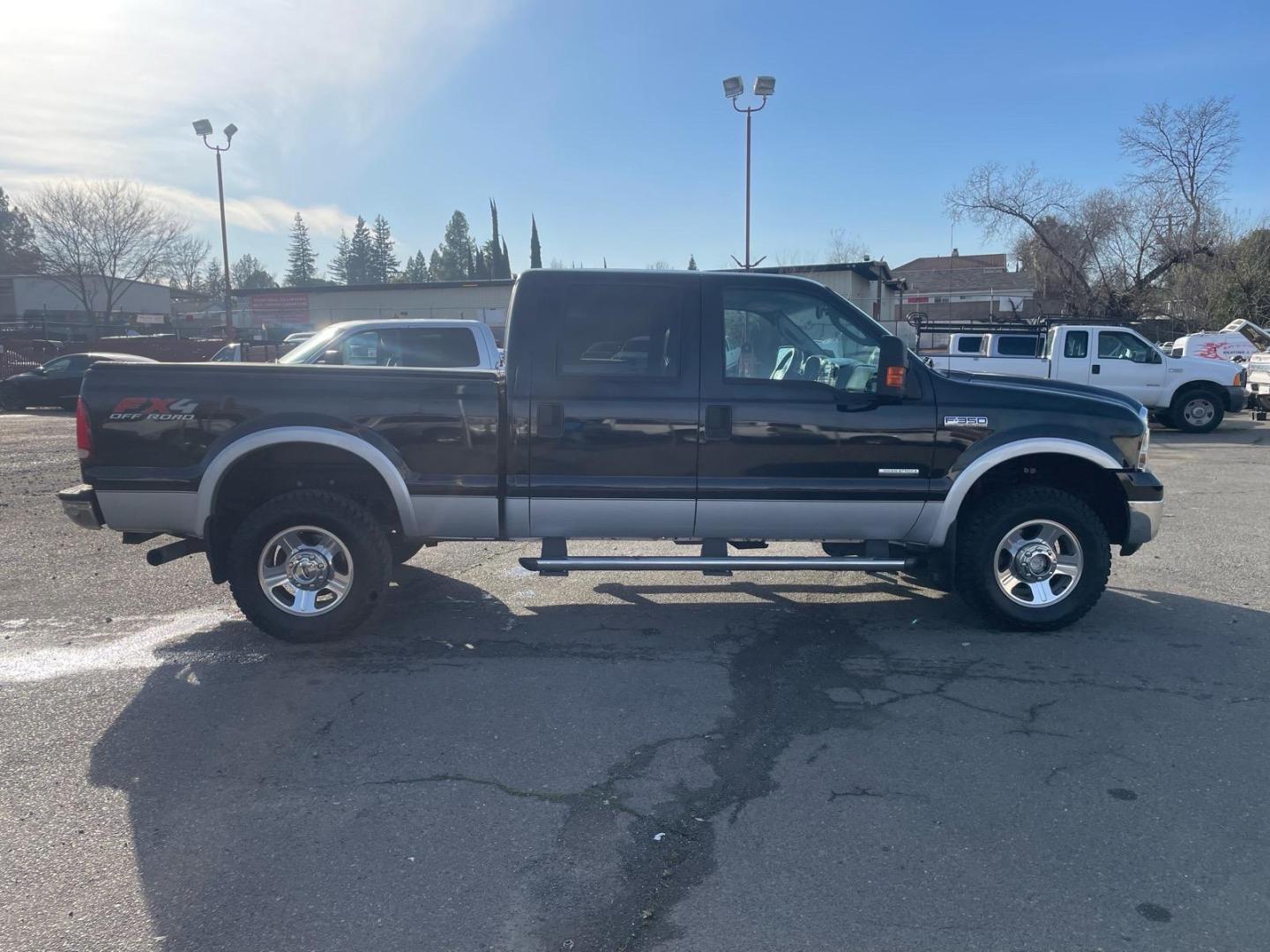 2006 Black Clearcoat/Silver Clearcoat Metallic Ford F-350 Super Duty Lariat (1FTWW31P86E) with an 6.0L Power Stroke 6.0L Diesel Turbo V8 325hp 560ft. lbs. Direct Injection engine, 5-Speed Automatic transmission, located at 800 Riverside Ave, Roseville, CA, 95678, 916-773-4549 & Toll Free: 866-719-4393, 38.732265, -121.291039 - Photo#4