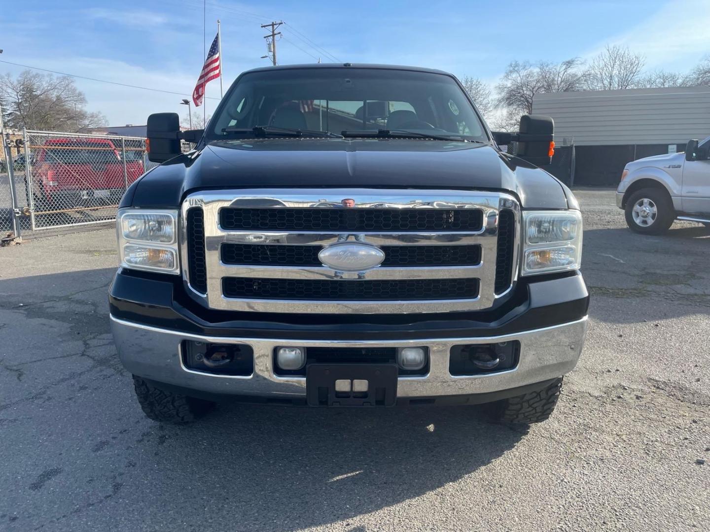 2006 Black Clearcoat/Silver Clearcoat Metallic Ford F-350 Super Duty Lariat (1FTWW31P86E) with an 6.0L Power Stroke 6.0L Diesel Turbo V8 325hp 560ft. lbs. Direct Injection engine, 5-Speed Automatic transmission, located at 800 Riverside Ave, Roseville, CA, 95678, 916-773-4549 & Toll Free: 866-719-4393, 38.732265, -121.291039 - Photo#7