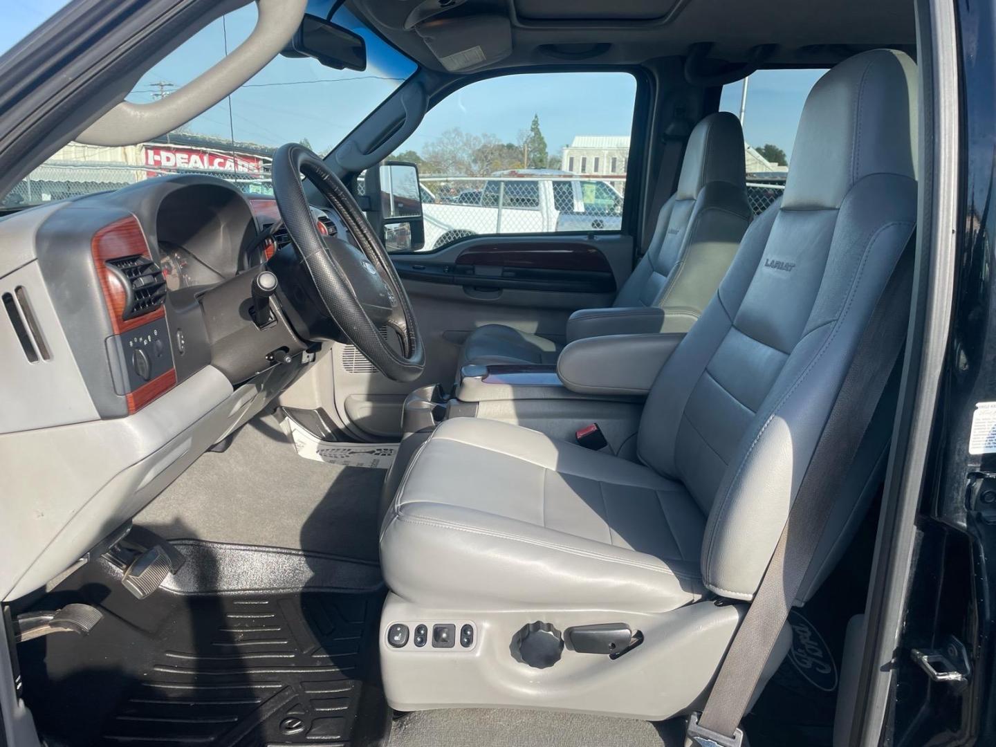 2006 Black Clearcoat/Silver Clearcoat Metallic Ford F-350 Super Duty Lariat (1FTWW31P86E) with an 6.0L Power Stroke 6.0L Diesel Turbo V8 325hp 560ft. lbs. Direct Injection engine, 5-Speed Automatic transmission, located at 800 Riverside Ave, Roseville, CA, 95678, 916-773-4549 & Toll Free: 866-719-4393, 38.732265, -121.291039 - Photo#8