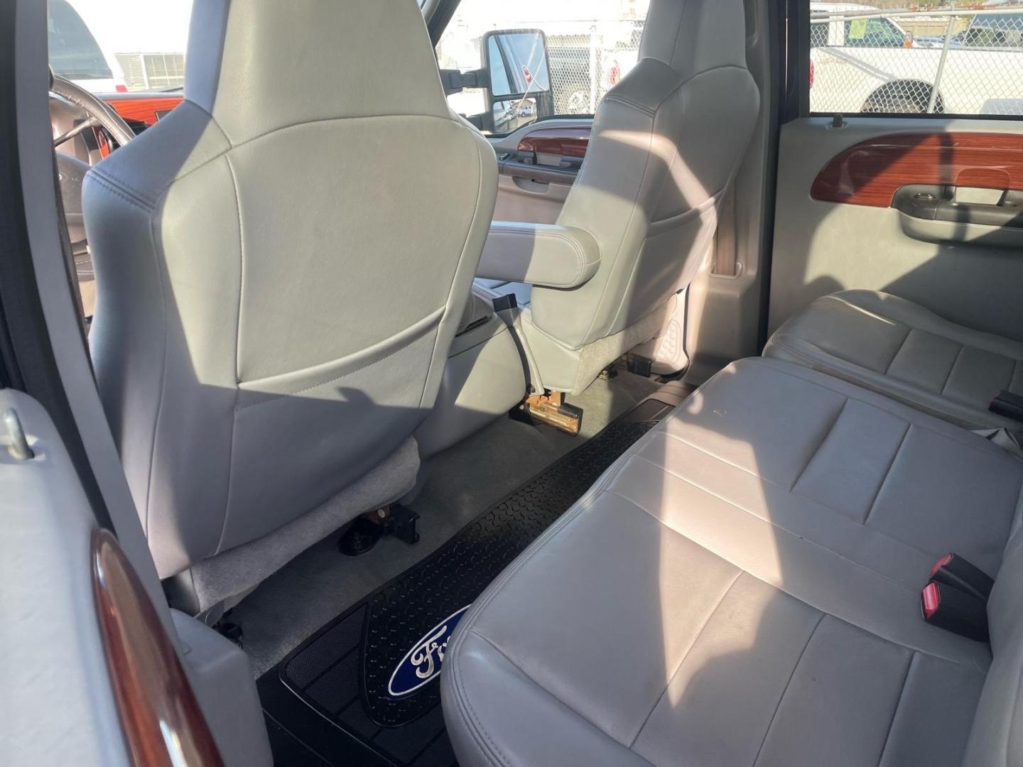 2006 Black Clearcoat/Silver Clearcoat Metallic Ford F-350 Super Duty Lariat (1FTWW31P86E) with an 6.0L Power Stroke 6.0L Diesel Turbo V8 325hp 560ft. lbs. Direct Injection engine, 5-Speed Automatic transmission, located at 800 Riverside Ave, Roseville, CA, 95678, 916-773-4549 & Toll Free: 866-719-4393, 38.732265, -121.291039 - Photo#9