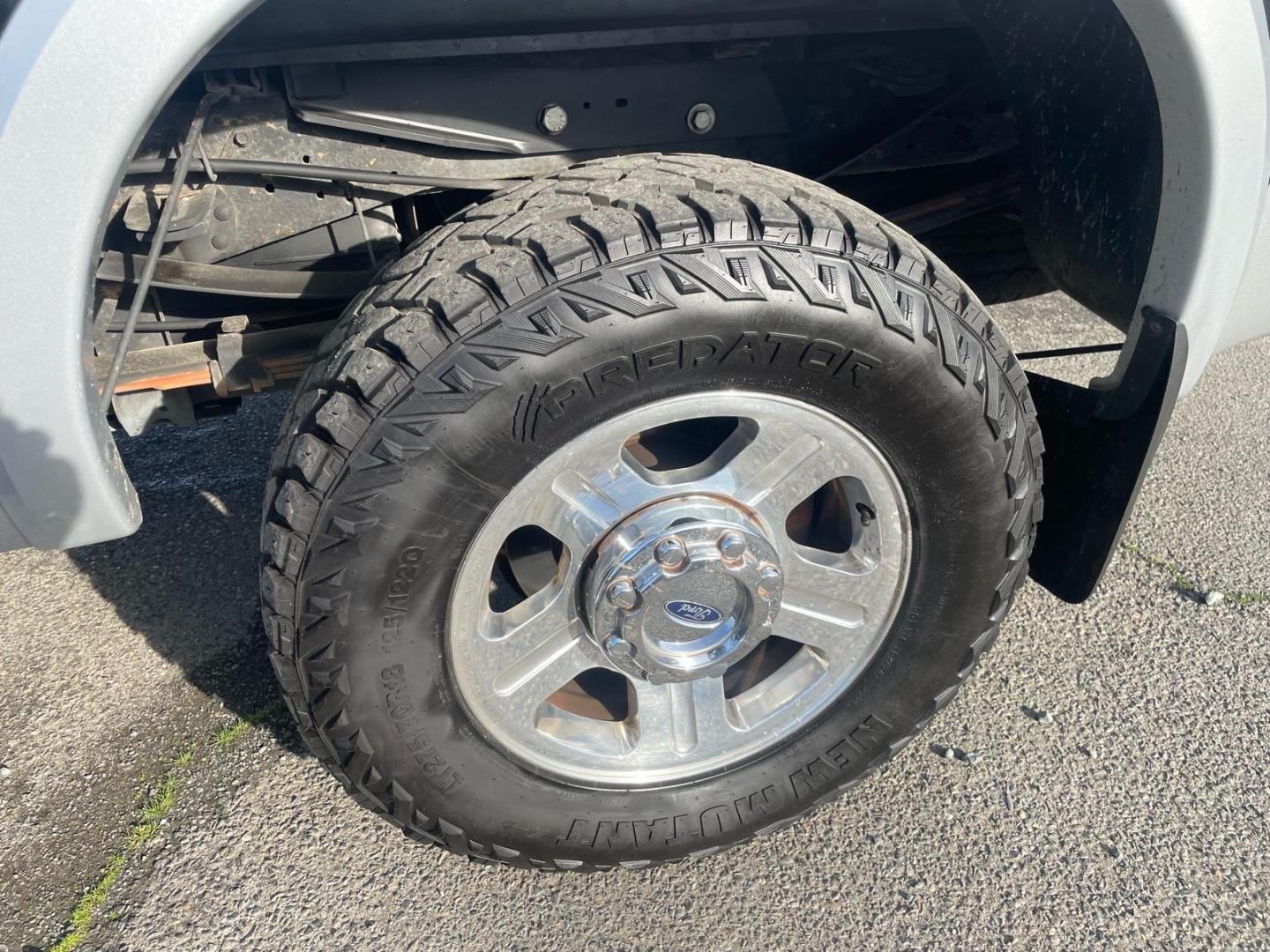 2006 Black Clearcoat/Silver Clearcoat Metallic Ford F-350 Super Duty Lariat (1FTWW31P86E) with an 6.0L Power Stroke 6.0L Diesel Turbo V8 325hp 560ft. lbs. Direct Injection engine, 5-Speed Automatic transmission, located at 800 Riverside Ave, Roseville, CA, 95678, 916-773-4549 & Toll Free: 866-719-4393, 38.732265, -121.291039 - Photo#10