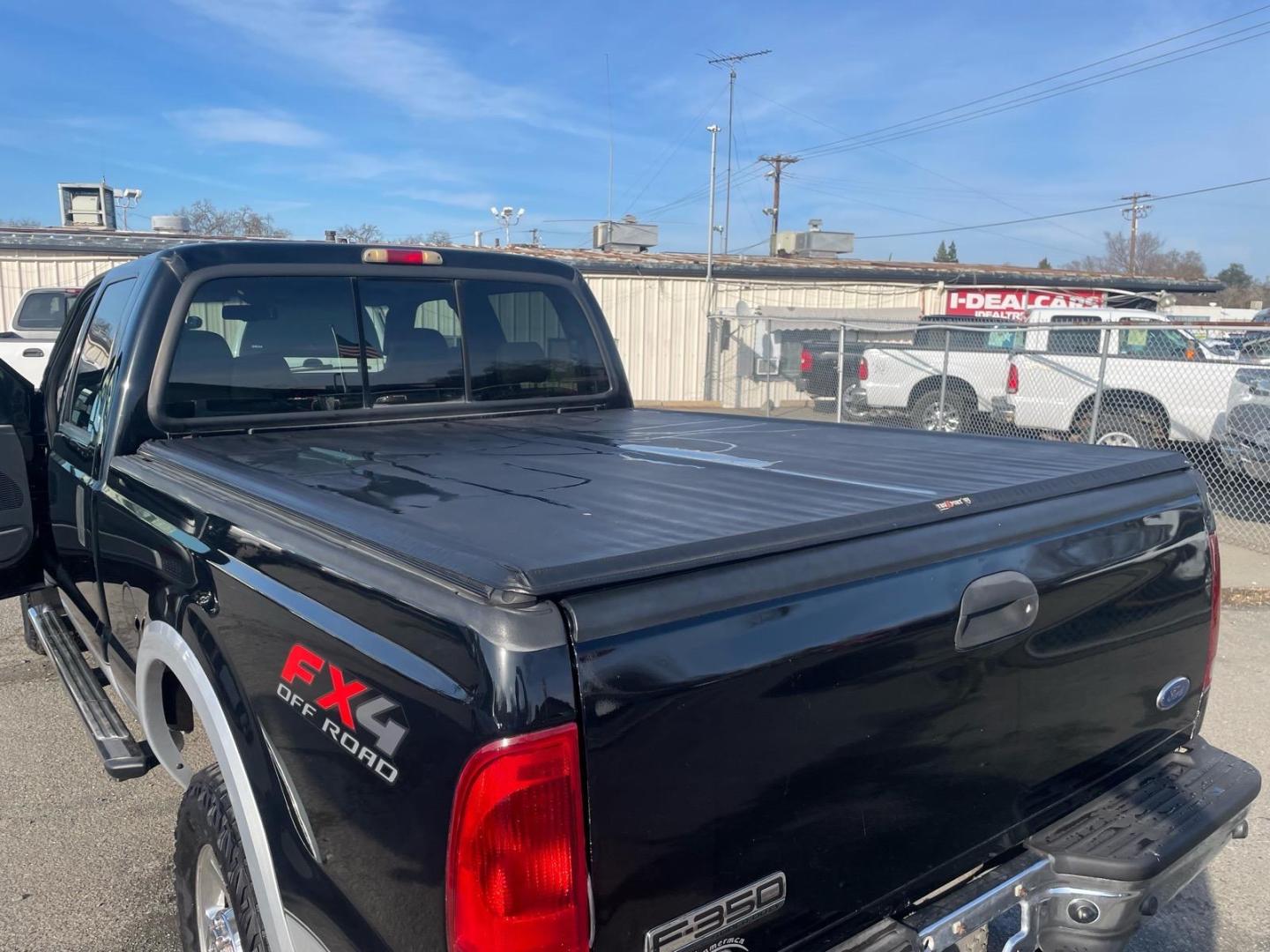 2006 Black Clearcoat/Silver Clearcoat Metallic Ford F-350 Super Duty Lariat (1FTWW31P86E) with an 6.0L Power Stroke 6.0L Diesel Turbo V8 325hp 560ft. lbs. Direct Injection engine, 5-Speed Automatic transmission, located at 800 Riverside Ave, Roseville, CA, 95678, 916-773-4549 & Toll Free: 866-719-4393, 38.732265, -121.291039 - Photo#11