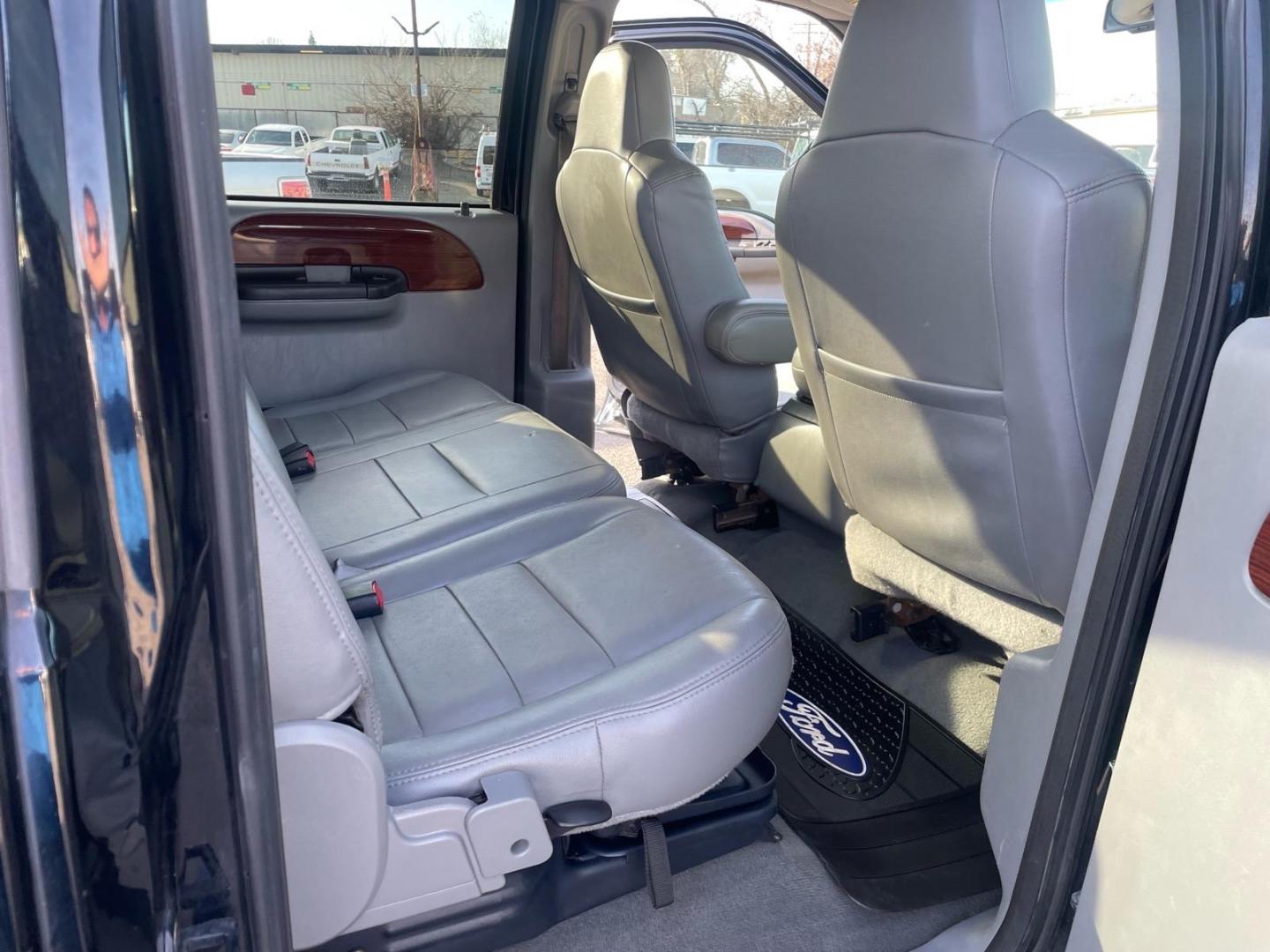 2006 Black Clearcoat/Silver Clearcoat Metallic Ford F-350 Super Duty Lariat (1FTWW31P86E) with an 6.0L Power Stroke 6.0L Diesel Turbo V8 325hp 560ft. lbs. Direct Injection engine, 5-Speed Automatic transmission, located at 800 Riverside Ave, Roseville, CA, 95678, 916-773-4549 & Toll Free: 866-719-4393, 38.732265, -121.291039 - Photo#12