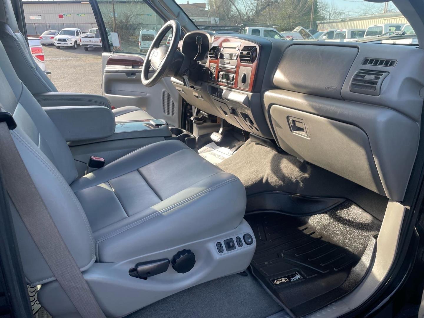 2006 Black Clearcoat/Silver Clearcoat Metallic Ford F-350 Super Duty Lariat (1FTWW31P86E) with an 6.0L Power Stroke 6.0L Diesel Turbo V8 325hp 560ft. lbs. Direct Injection engine, 5-Speed Automatic transmission, located at 800 Riverside Ave, Roseville, CA, 95678, 916-773-4549 & Toll Free: 866-719-4393, 38.732265, -121.291039 - Photo#13