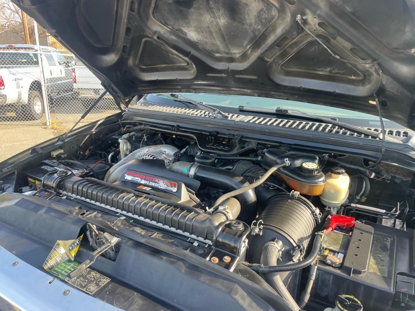 2006 Black Clearcoat/Silver Clearcoat Metallic Ford F-350 Super Duty Lariat (1FTWW31P86E) with an 6.0L Power Stroke 6.0L Diesel Turbo V8 325hp 560ft. lbs. Direct Injection engine, 5-Speed Automatic transmission, located at 800 Riverside Ave, Roseville, CA, 95678, 916-773-4549 & Toll Free: 866-719-4393, 38.732265, -121.291039 - Photo#14