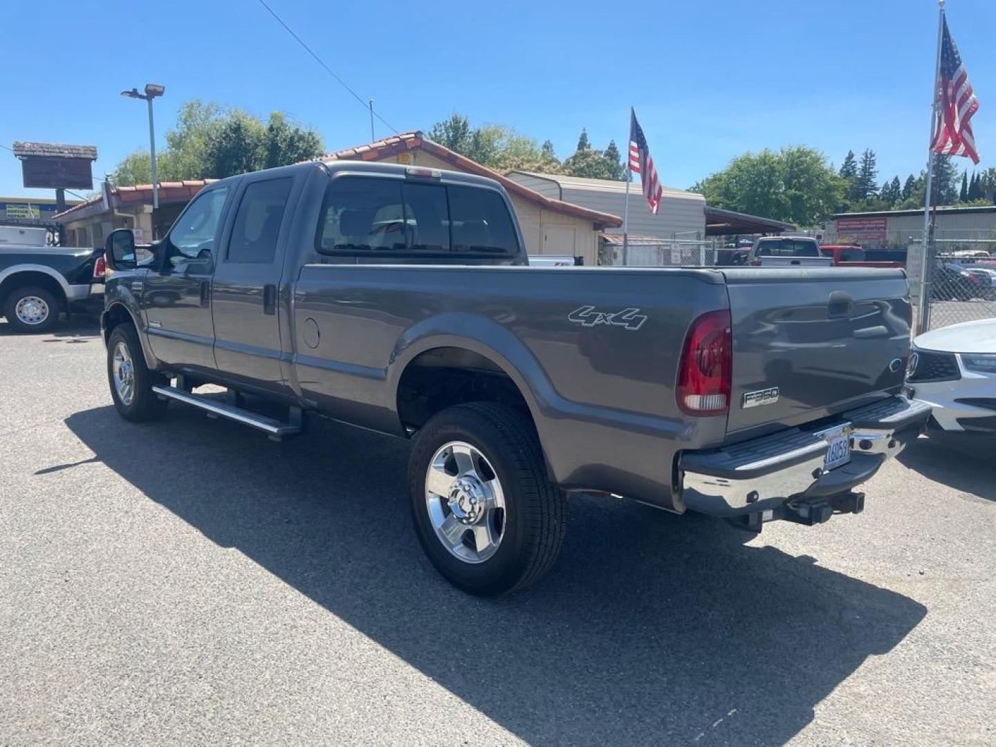 2006 Dark Shadow Grey Clearcoat Metallic Ford F-350 Super Duty Lariat (1FTWW31P26E) with an 6.0L Power Stroke 6.0L Diesel Turbo V8 325hp 560ft. lbs. Direct Injection engine, 5-Speed Automatic transmission, located at 800 Riverside Ave, Roseville, CA, 95678, 916-773-4549 & Toll Free: 866-719-4393, 38.732265, -121.291039 - DIESEL CREW CAB 4X4 LARIAT HEADSTUDS MOON ROOF - Photo#2