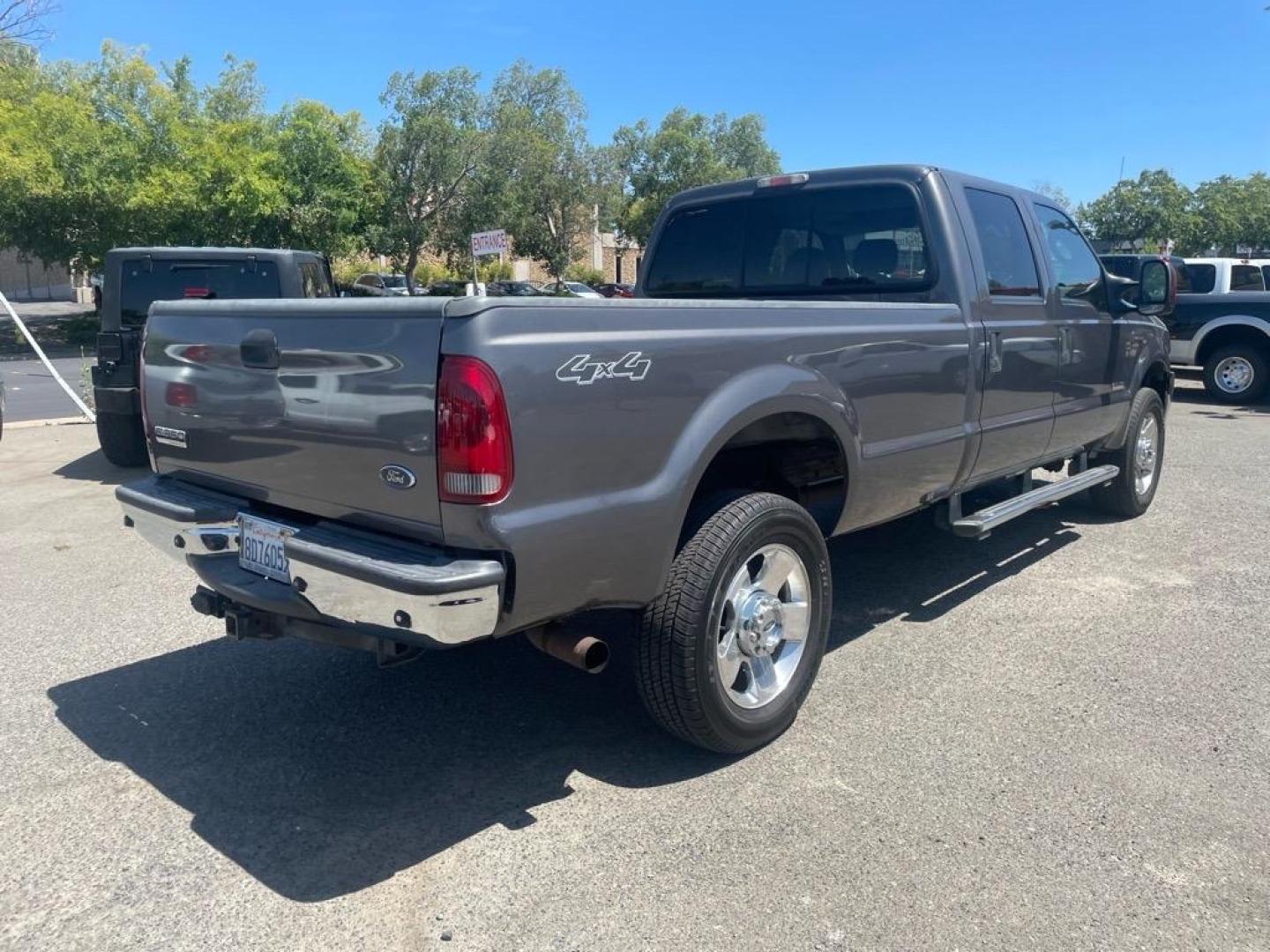 2006 Dark Shadow Grey Clearcoat Metallic Ford F-350 Super Duty Lariat (1FTWW31P26E) with an 6.0L Power Stroke 6.0L Diesel Turbo V8 325hp 560ft. lbs. Direct Injection engine, 5-Speed Automatic transmission, located at 800 Riverside Ave, Roseville, CA, 95678, 916-773-4549 & Toll Free: 866-719-4393, 38.732265, -121.291039 - DIESEL CREW CAB 4X4 LARIAT HEADSTUDS MOON ROOF - Photo#4