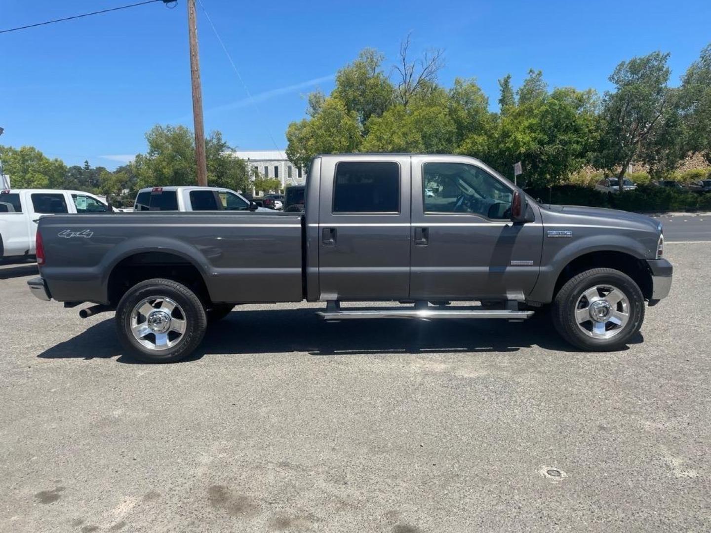 2006 Dark Shadow Grey Clearcoat Metallic Ford F-350 Super Duty Lariat (1FTWW31P26E) with an 6.0L Power Stroke 6.0L Diesel Turbo V8 325hp 560ft. lbs. Direct Injection engine, 5-Speed Automatic transmission, located at 800 Riverside Ave, Roseville, CA, 95678, 916-773-4549 & Toll Free: 866-719-4393, 38.732265, -121.291039 - DIESEL CREW CAB 4X4 LARIAT HEADSTUDS MOON ROOF - Photo#5