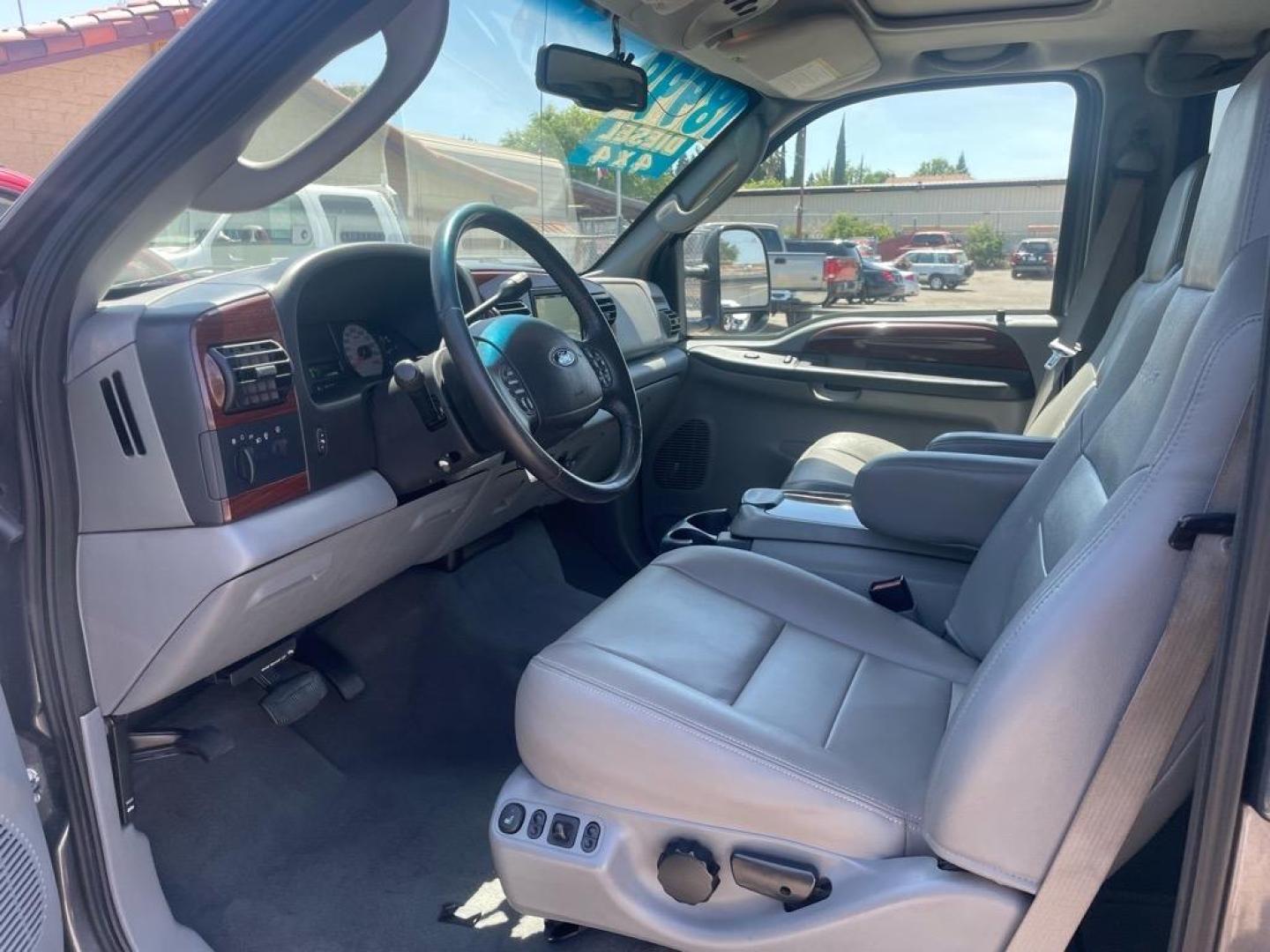 2006 Dark Shadow Grey Clearcoat Metallic Ford F-350 Super Duty Lariat (1FTWW31P26E) with an 6.0L Power Stroke 6.0L Diesel Turbo V8 325hp 560ft. lbs. Direct Injection engine, 5-Speed Automatic transmission, located at 800 Riverside Ave, Roseville, CA, 95678, 916-773-4549 & Toll Free: 866-719-4393, 38.732265, -121.291039 - DIESEL CREW CAB 4X4 LARIAT HEADSTUDS MOON ROOF - Photo#8