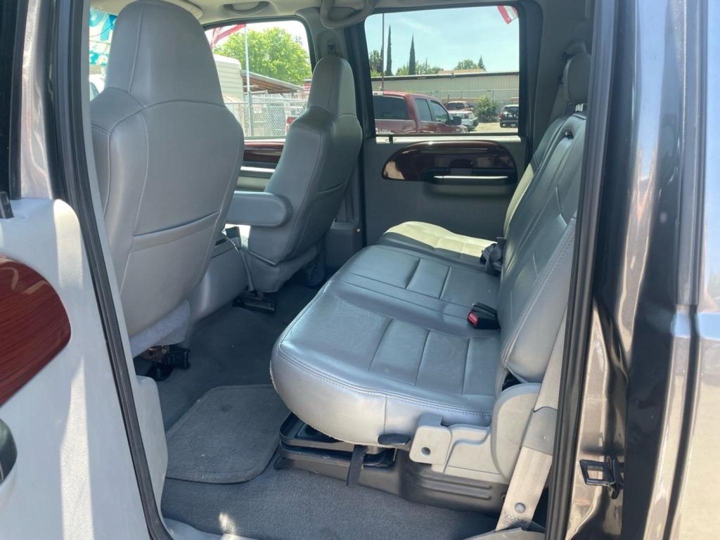 2006 Dark Shadow Grey Clearcoat Metallic Ford F-350 Super Duty Lariat (1FTWW31P26E) with an 6.0L Power Stroke 6.0L Diesel Turbo V8 325hp 560ft. lbs. Direct Injection engine, 5-Speed Automatic transmission, located at 800 Riverside Ave, Roseville, CA, 95678, 916-773-4549 & Toll Free: 866-719-4393, 38.732265, -121.291039 - DIESEL CREW CAB 4X4 LARIAT HEADSTUDS MOON ROOF - Photo#9