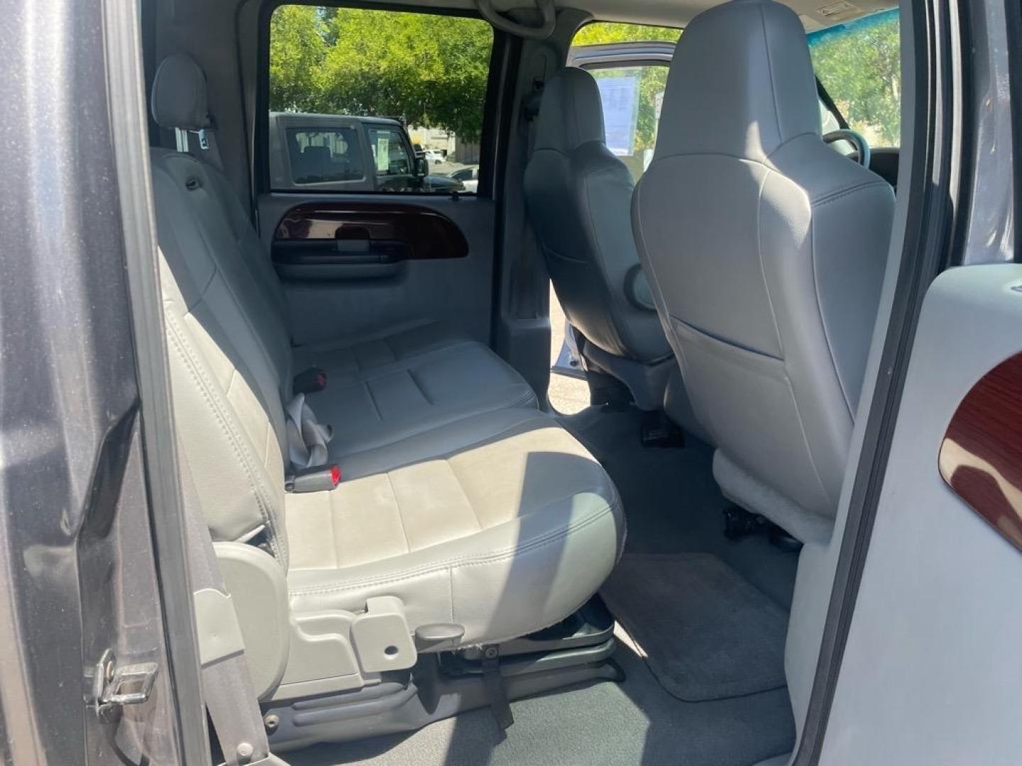 2006 Dark Shadow Grey Clearcoat Metallic Ford F-350 Super Duty Lariat (1FTWW31P26E) with an 6.0L Power Stroke 6.0L Diesel Turbo V8 325hp 560ft. lbs. Direct Injection engine, 5-Speed Automatic transmission, located at 800 Riverside Ave, Roseville, CA, 95678, 916-773-4549 & Toll Free: 866-719-4393, 38.732265, -121.291039 - DIESEL CREW CAB 4X4 LARIAT HEADSTUDS MOON ROOF - Photo#11